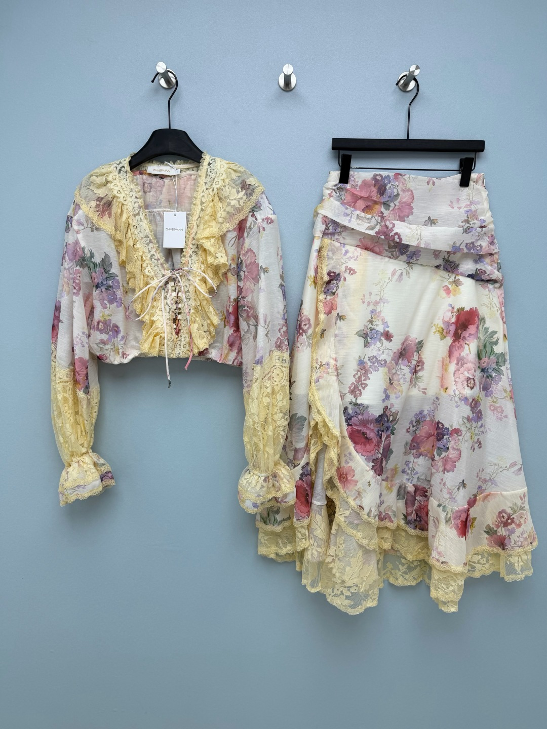 NO:824571,Zimmerman*26 new retro lace floral suit brings the romance in oil paintings to your body for a sense of déjà vu!  It uses milky white as the base color, paired with Morandi-toned pink and purple floral prints. It has an old oil painting texture, gentle and full of retro romantic atmosphere, like wearing a spring garden on your body. The neckline, cuffs, and skirt are all made of beige lace, layered on top.  The ruffle design is smart and elegant, and comes with a soft-focus filter, which can directly draw out the sense of detail. The short top adopts a V-neck + front strap design, with a bra effect, and adjustable ties to easily outline the waistline. It is paired with a puff sleeve design, which hides the flesh and makes the face smaller, giving it a sweet and cool look.  The high-waisted irregular skirt adopts a wrap-style design with pleated details. It is paired with a lace ruffle skirt. It is flexible and elegant when walking around. When you wear it, you will look like the French retro fairy with its own soft light filter!  2 colors and 4 codes SMLXL, Zimmerman-clothing, skirts,19860909Zimmerman*26新款复古蕾丝碎花套装把油画里的浪漫穿在身上的既视感！以奶白为底色,搭配莫兰迪调的粉紫花卉印花,自带做旧油画质感,温柔又充满复古浪漫氛围,像把春日花园穿在了身上.领口、袖口、裙摆处都采用米黄色蕾丝花边拼接,层层叠叠的荷叶边设计,灵动飘逸,自带柔焦滤镜,细节感直接拉满.短款上衣采用V领+前襟绑带设计,自带胸衣效果,可调节系带轻松勾勒腰线,搭配泡泡袖设计,藏肉又显脸小,甜酷感拉满. 高腰不规则半裙采用围裹式设计,自带褶皱细节,搭配蕾丝荷叶边裙摆,走动间灵动飘逸,穿上就是自带柔光滤镜的法式复古仙女本人！2色4码SMLXL,兹默曼-服装,skirts,,Women's clothing