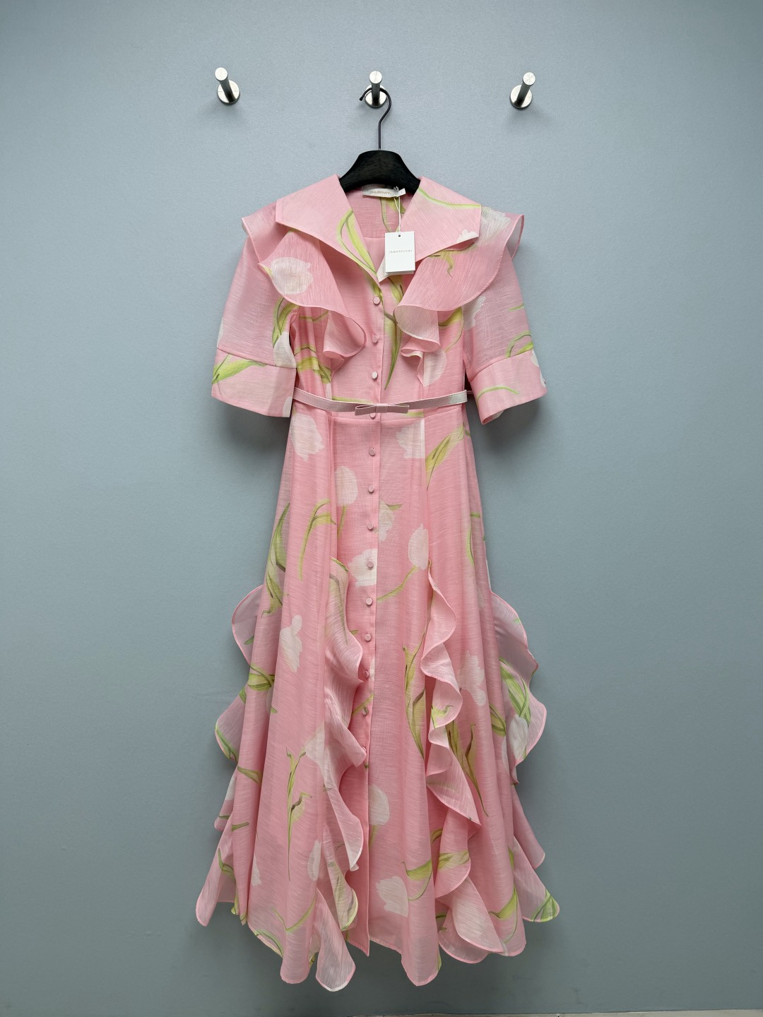 NO:824560,Zimmerman*26 new tulip ruffle dress has a gentle spring atmosphere on the ceiling!  The two color combinations of pink and blue are superb. Pink is gentle and sweet, while blue is cool and oxygenating. It is like wearing a spring garden on the body. The layered ruffle design is so irritating to me. It is smart and elegant when walking around, and it directly fills the atmosphere!  The bow belt accurately cinches the waist, and you can easily get a good proportion of 30 to 70 points. The light and breathable fabric makes it not stuffy when worn in summer. The tulip dress directly welds the romance of spring to the body!  2 colors and 4 codes SMLXL, Zimmerman-clothing, skirts,19860909Zimmerman*26新款郁金香荷叶边连衣裙 春日温柔氛围感天花板！粉蓝两款配色都超绝,粉色温柔甜妹,蓝色清冷氧气,像把春日花园穿在了身上层层叠叠的荷叶边设计太戳我了,走动间灵动又飘逸,氛围感直接拉满！ 蝴蝶结腰带精准收腰,轻松get三七分好比例, 轻薄透气的面料,夏天穿也毫无闷热感,郁金香连衣裙直接把春日浪漫焊在身上！2色4码SMLXL,兹默曼-服装,skirts,,Women's clothing