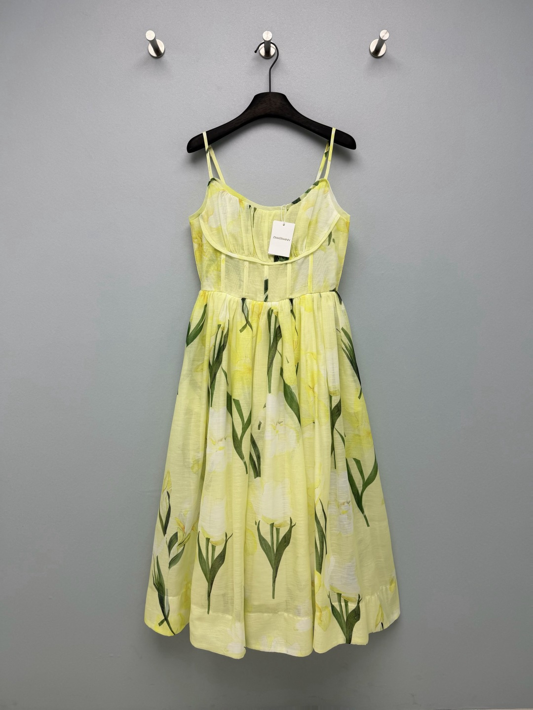 NO:824551,Zimmerman*26 new light green tulip suspender skirt  The milk green base is paired with a fresh yellow and white tulip print, and comes with a spring oil painting filter. It is like wearing a whole spring garden on your body, gentle and healing. The fishbone line cut on the chest has a bra effect, accurately outlines the waistline, and optimizes body proportions.  , you can easily wear it to look like a fairy with a 'slender waist and long legs'. The adjustable spaghetti strap design adapts to different shoulder shapes; the invisible zipper + elastic wrap on the back combines beauty and convenience of putting on and taking off, and is full of details. The color is gentle and healing, like wearing warm sunshine on your body.  Solid color size 4 SMLXL, Zimmerman-clothing, skirts,19860909Zimmerman*26新款浅绿色郁金香吊带裙 奶绿基底搭配清新的黄白郁金香印花,自带春日油画滤镜,像把一整个春日花园穿在身上,温柔又治愈.胸前的鱼骨线条剪裁,自带胸衣效果,精准勾勒腰线,优化身材比例,轻松穿出“腰细腿长”的仙女感.可调式细肩带设计,适配不同肩型；后背隐形拉链+松紧打揽,兼顾美观与穿脱便利性,细节拉满.色调温柔又治愈,像把暖阳穿在了身上 单色4码SMLXL,兹默曼-服装,skirts,,Women's clothing