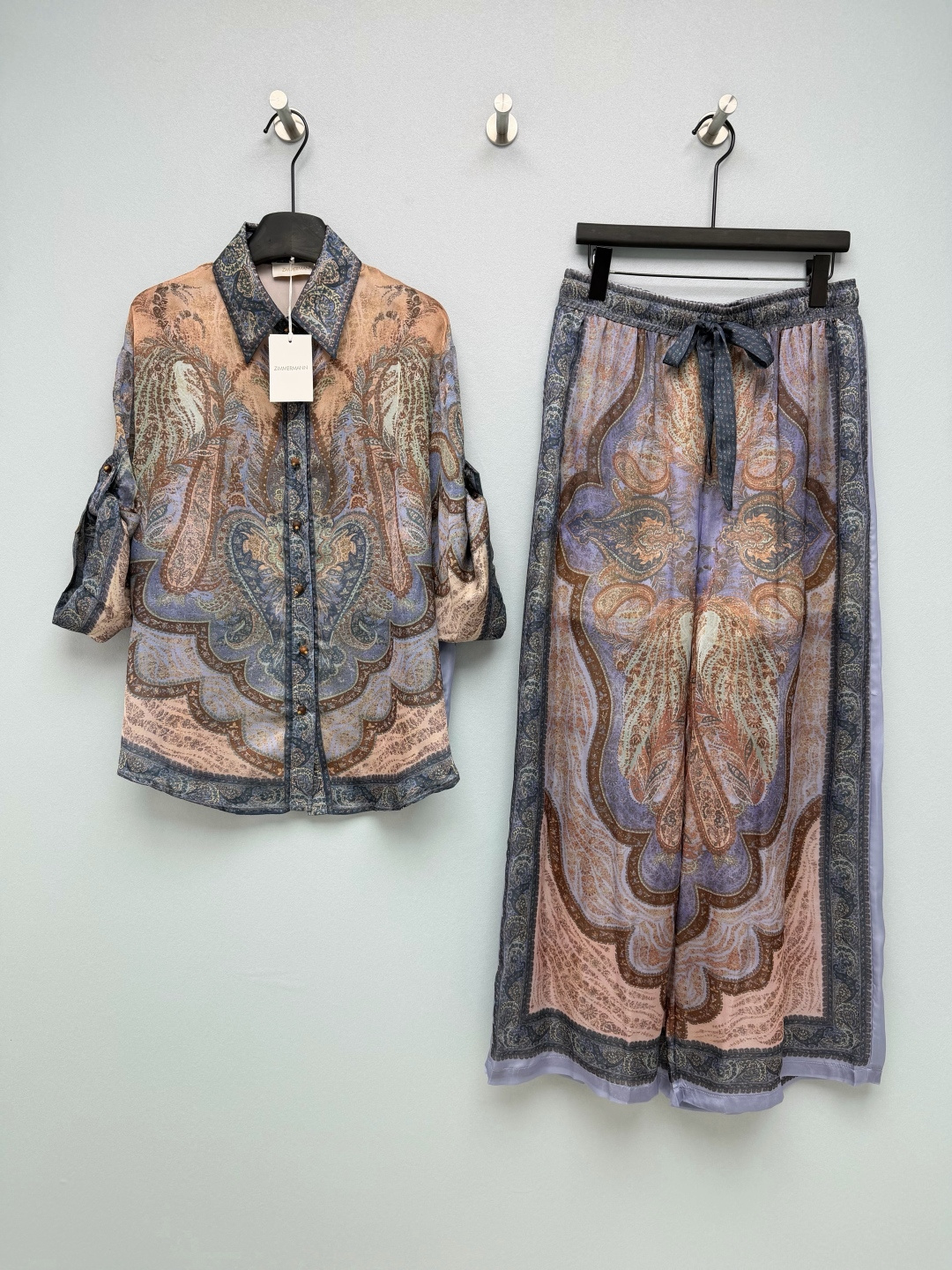 NO:824541,Zimmerman*26 new retro paisley print suit, rolled-sleeve shirt and trousers combination, wear the texture of oil painting on your body!  It uses the retro distressed paisley cashew flower as the core element, blends the Morandi tones of blue, purple, tan and nude pink, and comes with an oil painting filter, which is full of a relaxed retro atmosphere, low-key and elegant. The lapel shirt is matched with adjustable sleeve loops, which can be worn in various ways of three-quarter sleeves/roll-up sleeves, and the golden brown buttons have exquisite details  , the translucent silk texture has a hazy soft-focus effect. The wide-leg pants with the same print adopt an elastic drawstring waist, which is comfortable and unrestricted. The loose trouser legs are super friendly to the pear-shaped figure. They are elegant and agile when walking, and have a lazy aura. Monochrome 4 size SMLXL, Zimmerman-clothing, shirts, real  silk,19860909Zimmerman*26新款复古佩斯利印花套装 挽袖衬衣长裤的组合 把油画质感穿在身上！以复古做旧的佩斯利腰果花为核心元素,融合蓝紫、棕褐、裸粉的莫兰迪色调,自带油画滤镜,充满松弛的复古氛围感,低调又显贵.翻领衬衫搭配可调节袖袢,可打造七分袖/挽袖多种穿法,金棕色纽扣细节精致,半透的真丝质感自带朦胧柔焦效果.同印花阔腿裤采用松紧抽绳腰头,舒适无束缚,宽松裤腿对梨形身材超友好,走动间飘逸灵动,自带慵懒气场.单色4码SMLXL,兹默曼-服装,shirts,real silk,,Women's clothing