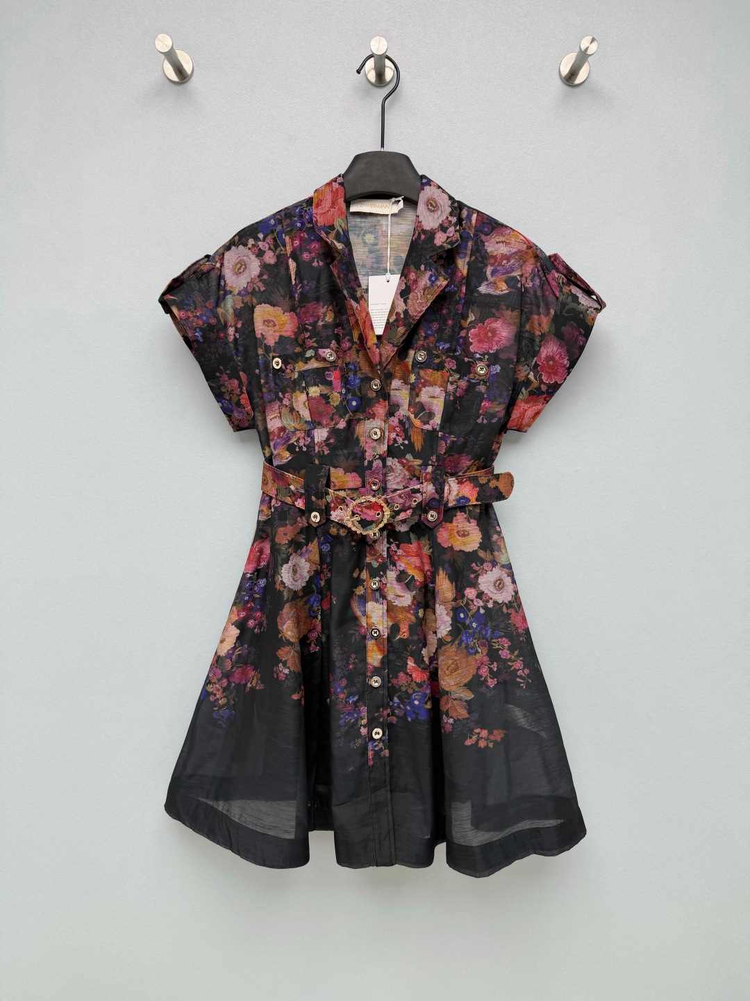 NO:824533,ZIMMERMAN*26 new retro floral suit lapel belt waistcoat dress (short style) suit lapel + waist sleeve design, neat and gentle; front button closure, exquisite details; waist A-line mid-length skirt version, easily optimize the body proportions, hide the body and make you look slimmer. The skirt has gradient floral print, with its own oil painting texture, the off-white version is fresh and gentle, and the black version is retro and rich, yellow-skinned sisters can also feel free to wear it!  The off-white is fresh and the black is rich. Both styles directly hit the aesthetic ~ retro atmosphere ceiling!  The gradient floral belted dress is perfect for commuting and vacationing!  Gentle and sassy long skirt with mature style, 2 colors and 4 sizes SMLXL, Zimmerman-clothing, skirts, business suit,19860909ZIMMERMAN*26新款复古花卉西装翻领腰带坎肩连衣裙（短款）西装翻领+坎袖设计,利落又温柔；正面排扣开合,细节精致；收腰A字中长裙版型,轻松优化身材比例,藏肉显瘦一绝.裙身渐变花卉印花,自带油画质感,米白款清新温柔,黑款复古浓郁,黄皮姐妹也能放心冲！米白清新、黑款浓郁,两种风格都直接戳中审美～复古氛围感天花板！渐变花卉腰带连衣裙通勤度假两不误！温柔又飒的轻熟风长裙 2色4码SMLXL,兹默曼-服装,skirts,business suit,,Women's clothing