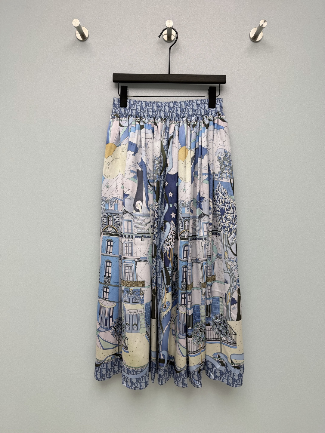 NO:824601,Dio*26 new French architectural print skirt  Inspired by No. 30 Avenue Montaigne in Paris, hand-painted architecture, tote bags, and star and moon elements are intertwined. The blue and white tones come with a French lazy filter. It is a walking art pictorial. The waist and skirt are integrated with classic Oblique presbyopic elements, which are highly unified with the design language of the shirt. The details  The brand DNA is hidden in it, which is low-key and noble. The waistband adopts elastic waistband technology, which does not choose the waistline, is comfortable and unconstrained, and is also very friendly to pear-shaped figures. Paired with the same series of shirts, it is a complete set of French socialite style. It is really fairy and cool to wear in summer. Whoever wears it will be a gentle and noble lady!  Single color size 3 SML, Dior-clothing, dior, dior, totes, skirts, shirts,19860909Dio*26新款法式建筑印花半裙 以巴黎蒙田大道30号为灵感,手绘风建筑、托特包、星月元素交织,蓝白调自带法式慵懒滤镜,是行走的艺术画报.腰头和裙摆处融入经典Oblique老花元素,与衬衫的设计语言高度统一,细节里藏着品牌DNA,低调又显贵.腰头采用弹力打揽工艺,不挑腰围,舒适无束缚,对梨形身材也很友好.搭配同系列衬衫就是一整套的法式名媛风,夏天穿真的又仙又凉快,谁穿谁是温柔贵气大小姐！单色3码SML,迪奥-服装,dior,dior,totes,skirts,shirts,,Women's clothing