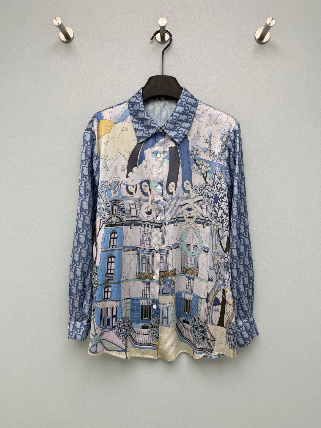 NO:824612,Dio*26's new French architectural print shirt is inspired by No. 30 Avenue Montaigne in Paris. Hand-painted buildings, tote bags, and star and moon elements are intertwined. The blue and white tones come with a French lazy filter. It is a walking art pictorial. The Paris architectural print on the front piece is so story-telling, it is like wearing the romance of Avenue Montaigne on the body. The Oblique presbyopia on the back piece also hides the brand DNA. The details are ecstatic!  Paired with the same series of skirts, you will have a complete set of French celebrity style. It is really cool and cool to wear in summer. Whoever wears it will look gentle and noble!  Single color code 3 SML, Dior-clothing, dior, dior, totes, skirts,19860909Dio*26新款法式建筑印花衬衣 以巴黎蒙田大道30号为灵感,手绘风建筑、托特包、星月元素交织,蓝白调自带法式慵懒滤镜,是行走的艺术画报.前片的巴黎建筑印花太有故事感了,像把蒙田大道的浪漫穿在了身上, 后片的Oblique老花又暗藏品牌DNA,细节控狂喜！搭配同系列半裙就是一整套的法式名媛风,夏天穿真的又仙又凉快,谁穿谁是温柔贵气大小姐！单色3码SML,迪奥-服装,dior,dior,totes,skirts,,Women's clothing