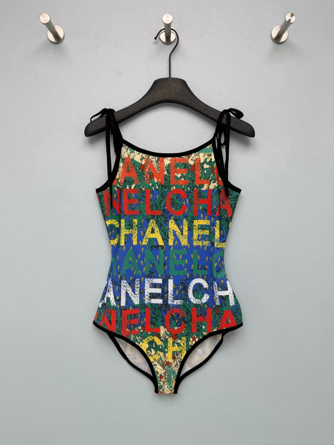 NO:824580,CHAN*L26 new shoulder strap graffiti one-piece swimsuit, a seaside hot girl atmosphere artifact  It has a unique cool temperament, easily creates right-angled shoulders, and can modify the arm lines, making it very recognizable on the camera. It uses fresh white as the background color, paired with old-looking colorful CH* letters, and incorporates seahorses, seaweed and other marine elements. The color is bright and full of summer vitality, and it is full of sweetness and coolness.  .The blue-green gradient background color is matched with contrasting letters. It has a rich retro tone and is very photogenic. The high-waisted one-piece version is super slim and friendly to all body types. The high-elastic fabric is skin-friendly and quick-drying. It is suitable for swimming and vacation. It can also be worn inside and outside as a hot girl top. It is so delicious to wear multiple times!  When you put it on, you will look like the most beautiful girl on the beach, and you will be in the spotlight!  2 colors and 3 codes SML, Chanel-clothing, chanel, chanel, swimsuits,19860909CHAN*L26新款肩系带涂鸦连体泳衣 海边辣妹氛围感神器 自带独特的酷飒气质,轻松打造直角肩,又能修饰手臂线条,上镜超有辨识度.以清新白为底色,搭配做旧感彩色CH*字母,融入海马、海藻等海洋元素,色彩明快又充满夏日活力,甜酷感拉满.以蓝绿渐变底色搭配撞色字母,浓郁复古调,上镜超有质感.高腰连体版型超显瘦,对各种身材都很友好,高弹面料亲肤速干,游泳、度假穿都合适,还能内搭外穿当辣妹上衣,一衣多穿太香了！穿上就是海边最靓的崽,出片率！2色3码SML,香奈儿-服装,chanel,chanel,swimsuits,,Women's clothing
