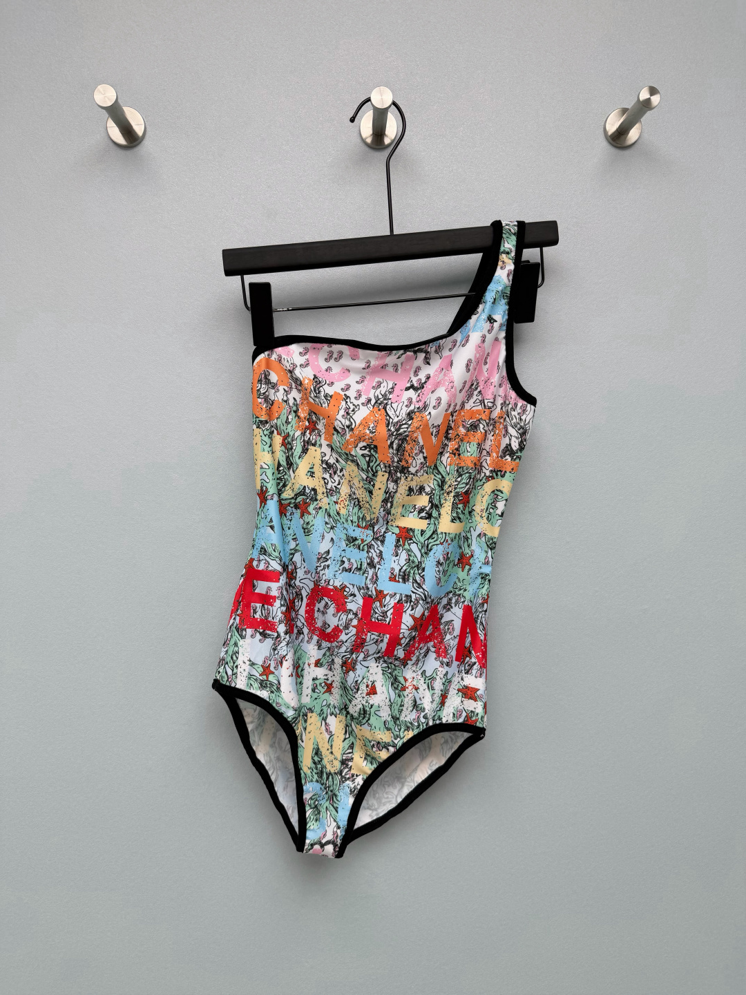 NO:824590,CHAN*L26 new one-shoulder graffiti one-piece swimsuit  The seaside hot girl atmosphere artifact breaks the conventional single-shoulder design and brings a unique cool temperament. It can easily create a right-angled shoulder and can modify the arm lines. It is very photogenic. It uses fresh white as the background color, with old-style colorful CH* letters, integrating seahorses and sea  Algae and other marine elements are brightly colored and full of summer vitality, with a sweet and cool feeling. The edges are edged with black edges to outline the outline, and the collar has a built-in anti-slip strip to prevent it from slipping when swimming. It combines beauty and practicality. The high-waisted one-piece version is super slim and friendly to all body types.  The high-elastic fabric is skin-friendly and quick-drying, making it suitable for swimming and vacation. It can also be worn inside or outside as a hot girl’s top. It’s so delicious when worn multiple times!  When you put it on, you will look like the most beautiful girl on the beach, and you will be in the spotlight!  Single color size 3 SML, Chanel-clothing, chanel, chanel, swimsuits,19860909CHAN*L26新款单肩涂鸦连体泳衣 海边辣妹氛围感神器打破常规的单肩设计,自带独特的酷飒气质,轻松打造直角肩,又能修饰手臂线条,上镜超有辨识度.以清新白为底色,搭配做旧感彩色CH*字母,融入海马、海藻等海洋元素,色彩明快又充满夏日活力,甜酷感拉满.边缘黑色包边勾勒轮廓,领口内置防滑胶条,游泳时不易滑落,兼顾美观与实用性,高腰连体版型超显瘦,对各种身材都很友好, 高弹面料亲肤速干,游泳、度假穿都合适, 还能内搭外穿当辣妹上衣,一衣多穿太香了！ 穿上就是海边最靓的崽,出片率！单色3码SML,香奈儿-服装,chanel,chanel,swimsuits,,Women's clothing