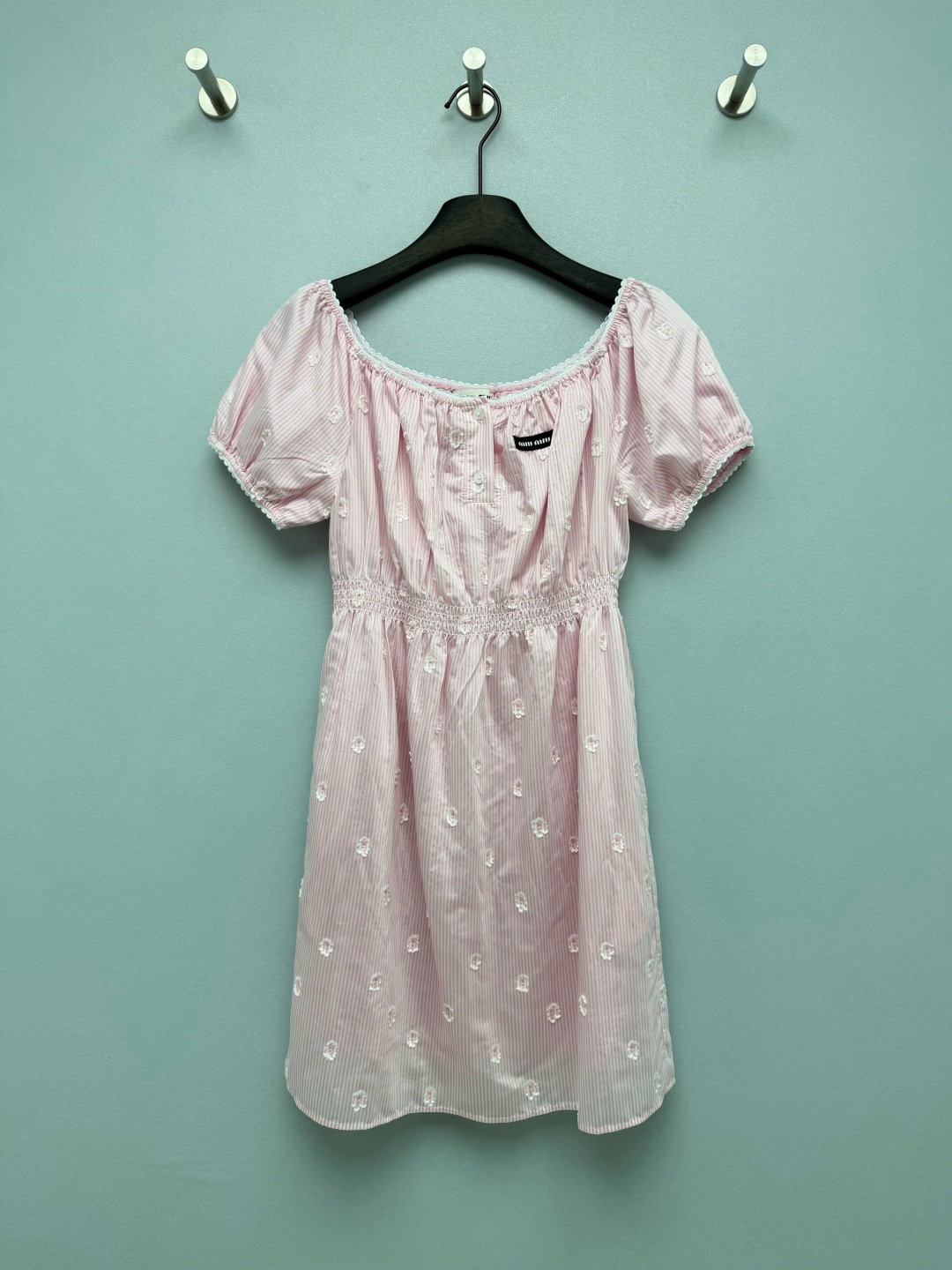 NO:825593,miumi*26 new pink and white striped puff sleeve dress  The square neck puff sleeves + waist-cinching A-line skirt design, the square neck modifies the neck line, the puff sleeves hide the flesh, the neckline + cuffs are embellished with lace, adding a gentle girlish feel; the mi* woven label on the chest is low-key and recognizable; the elastic waist design does not pick up the waistline, and is friendly to all body types.  It is made of breathable and light pink and white striped fabric, which feels soft and skin-friendly. It is refreshing and breathable to wear in spring and summer without sweating. It is decorated with flocked flowers to add a sweet girl atmosphere and full of details. Sweet girl's first love ceiling monochrome size 3 SMLX, Miu Miu-clothing, miumiu, skirts,19860909miumi*26新款粉白条纹泡泡袖连衣裙 方领泡泡袖+收腰A字短裙设计,方领修饰颈部线条,泡泡袖藏住拜拜肉,领口+袖口蕾丝花边点缀,增添温柔少女感；胸前mi*织标低调又有辨识度；松紧腰头设计,不挑腰围,对各种身材都很友好.采用透气轻薄的粉白条纹面料,手感柔软亲肤,春夏穿清爽透气不闷汗；搭配植绒花朵装饰,增添甜妹氛围,细节感拉满.甜妹初恋感天花板单色3码SMLX,缪缪-服装,miumiu,skirts,,Women's clothing