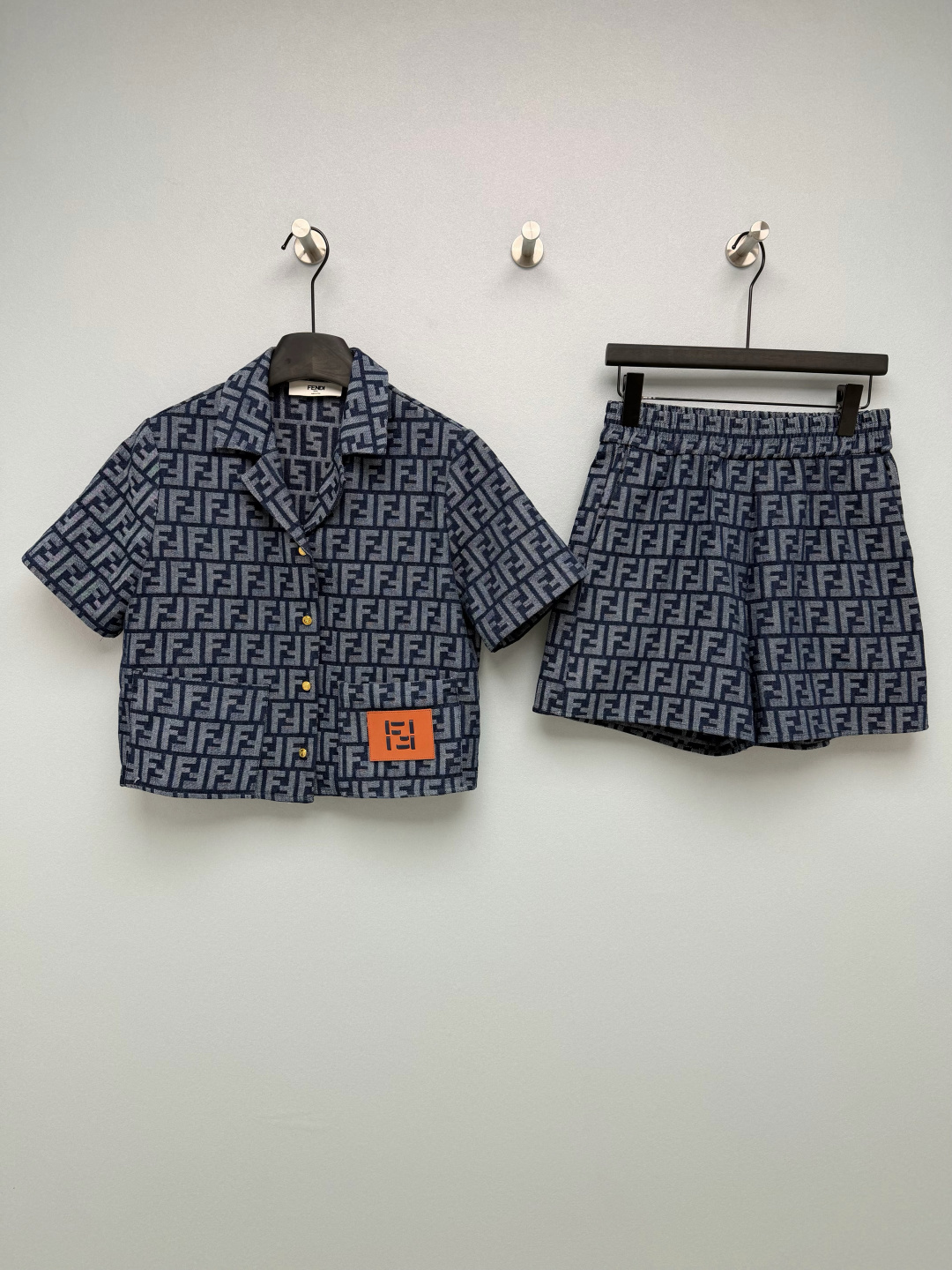 NO:825600,Fend*25 new old flower jacquard denim short-sleeved suit  A combination of short lapel shirt + high-waisted elastic shorts. The shirt is short-cut and can create a high waistline; the shorts are straight-cut, which can modify the width of the hips and thick legs. It is super friendly to pear-shaped figures and makes you look thinner and taller. It is made of denim-like presbyopia jacquard fabric, which has its own texture and is not easy to wear.  It is deformable and has a good drape. It is refreshing and breathable to wear in spring and summer, and it is super easy to take care of. The classic double F presbyopia all-over design is low-key and noble; the leather logo plate and golden button details of the shirt add a sense of sophistication; the same-color suit saves the worry of matching, and the whole upper body can be worn directly!  Single color code 3 SMLX, Fendi-clothing, fendi, fendi, shorts, shirts, T-shirt,19860909Fend*25新款老花提花牛仔短袖套装 短款翻领衬衫+高腰松紧短裤的组合,衬衫是短款剪裁,能打造高腰线；短裤是直筒版型,能修饰胯宽、腿粗,对梨形身材超友好,显瘦又显高.采用牛仔感老花提花面料,自带肌理质感,不易变形,垂坠感好,春夏穿清爽透气,打理也超方便.经典双F老花满印设计,低调又显贵；衬衫的皮质logo牌与金色纽扣细节,增添精致感；同色系套装省去搭配烦恼,一整套上身直接出片！单色3码SMLX,芬迪-服装,fendi,fendi,shorts,shirts,T-shirt,,Women's clothing