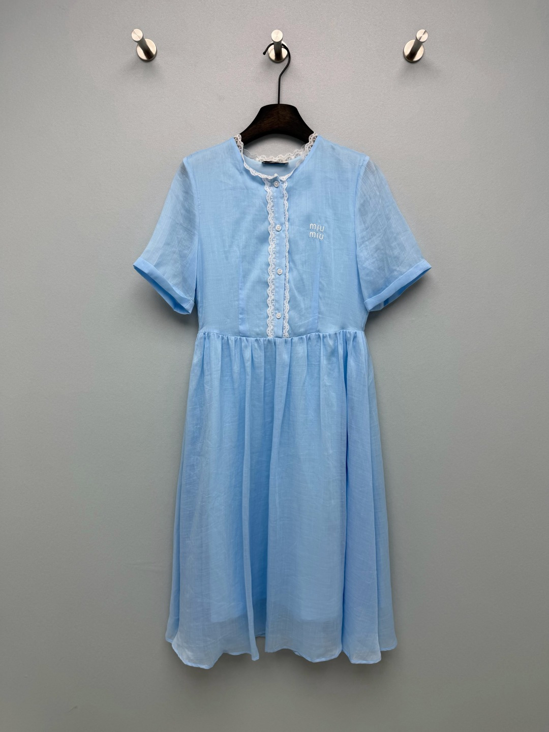 NO:825614,miumi*26 new lace-trimmed linen sky blue dress. The mi* embroidered logo on the chest is low-key and recognizable.  The short-sleeved design is refreshing and breathable, with a waist design that is smart and gentle. The exquisite white lace adds a gentle girlish feel to the whole, full of details, and comes with a first love filter. The high-waisted waist cut optimizes the waist-to-hip ratio, and the A-line skirt naturally spreads out, modifying the width of the hips and thick legs. It is super friendly to all body types and has a slimming effect.  Guolaman. The linen-containing fabric has a slightly translucent hazy feeling, which is refreshing and breathable. It is not sweaty when worn in spring and summer, has a good drape feeling, and the upper body is light and flexible. (The linen fabric contains natural plant fibers and is not ‘snagging’) Single color size 3 SMLAP, Miumiu-clothing, miumiu, skirts, T-shirt,19860909miumi*26新款蕾丝边亚麻天蓝色连衣裙 胸前mi*刺绣logo低调又有辨识度 短袖设计清爽透气,搭配收腰设计,灵动又温柔.精致的白色蕾丝花边,为整体增添了温柔少女感,细节感拉满,自带初恋滤镜.高腰收腰剪裁优化腰臀比,A字裙摆自然散开,修饰胯宽、腿粗,对各种身材都超友好,显瘦效果拉满.含亚麻面料自带微透朦胧感,清爽透气,春夏穿不闷汗,垂坠感好,上身轻盈灵动.（亚麻面料含天然植物纤维,并非‘勾丝’）单色3码SMLAP,缪缪-服装,miumiu,skirts,T-shirt,,Women's clothing
