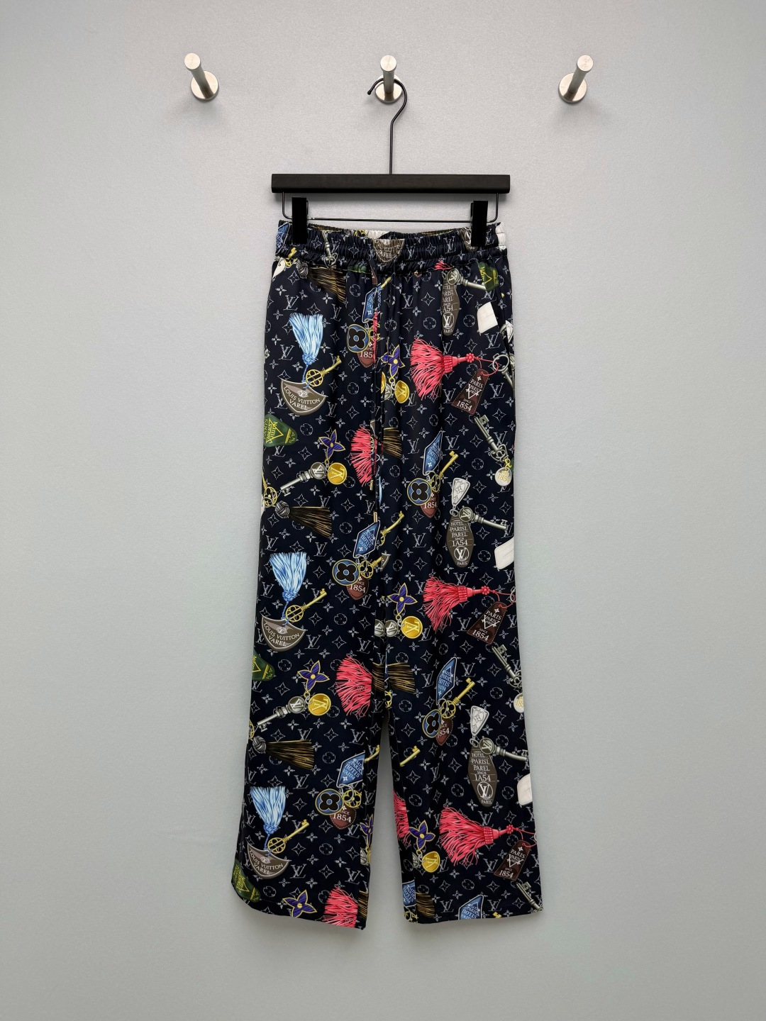 NO:825620,Louis Vuitto*26 New Presbyopic Printed Wide Leg Pants Lazy and Elegant Ceiling Classic Monogram Presbyopic Background + Colorful Key/Pendant Full Print Design  Low-key yet noble, it is a classic element that will never go out of style. The silky fabric with full drape makes the upper body light and elegant, with a soft light texture. It is breathable and not sweaty. It has a dynamic beauty when walking, and there is no sense of restraint at all. It is also refreshing and comfortable to wear in summer. Elastic  Waist + drawstring design, no need to worry about waist size, easy to put on and take off, can freely adjust the tightness, and is friendly to all body types; straight wide-leg version, with smooth and neat lines, can easily hide the flesh on the legs, visually lengthen the leg lines, and create supermodel proportions  Monochrome size 3 SMLR,Louis Vuitton-clothing,louis vuitton,louis vuitton,19860909Louis Vuitto*26新款老花满印阔腿裤 慵懒贵气感天花板 经典Monogram老花底色+彩色钥匙/吊饰满印设计 低调又显贵,是永不过时的经典元素.垂坠感拉满的丝滑面料,上身轻盈飘逸,自带柔光质感,透气不闷汗,行走间自带动态美感,完全没有束缚感,夏天穿也清爽舒适.松紧腰+抽绳设计,不挑腰围,穿脱方便,还能自由调节松紧,对各种身材都很友好；直筒阔腿版型,线条流畅利落,能轻松藏住腿上的肉肉,视觉上拉长腿部线条,打造超模比例 单色3码SMLR,路易威登-服装,louis vuitton,louis vuitton,,Women's clothing