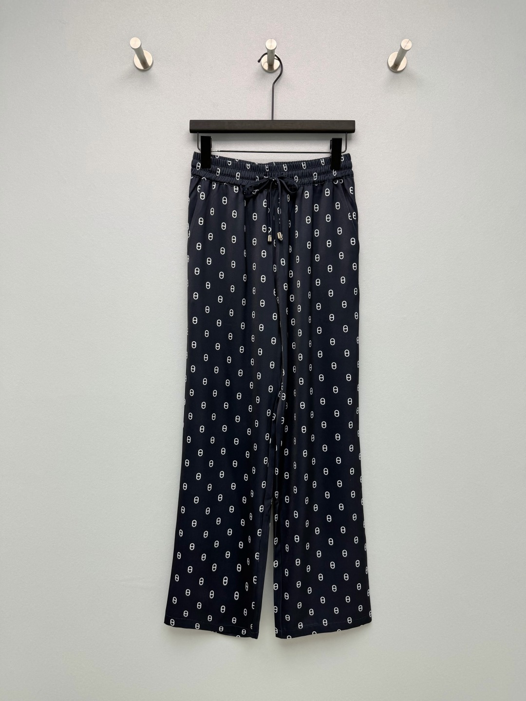 NO:825628,HERME*26 New Presbyopia Printed Wide Leg Pants Lazy and luxurious ceiling classic pig nose print  Low-key yet noble, it is a classic element that will never go out of style. The silky fabric with full drape makes the upper body light and elegant, with a soft light texture. It is breathable and not sweaty. It has a dynamic beauty when walking, and there is no sense of restraint at all. It is also refreshing and comfortable to wear in summer. Elastic  Waist + drawstring design, no need to worry about waist size, easy to put on and take off, can freely adjust the tightness, and is friendly to all body types; straight wide-leg version, with smooth and neat lines, can easily hide the flesh on the legs, visually lengthen the leg lines, and create supermodel proportions  Monochrome size 3 SMLR,Hermes-clothing,hermes,hermes,19860909HERME*26新款老花满印阔腿裤 慵懒贵气感天花板经典猪鼻子印花 低调又显贵,是永不过时的经典元素.垂坠感拉满的丝滑面料,上身轻盈飘逸,自带柔光质感,透气不闷汗,行走间自带动态美感,完全没有束缚感,夏天穿也清爽舒适.松紧腰+抽绳设计,不挑腰围,穿脱方便,还能自由调节松紧,对各种身材都很友好；直筒阔腿版型,线条流畅利落,能轻松藏住腿上的肉肉,视觉上拉长腿部线条,打造超模比例 单色3码SMLR,爱马仕-服装,hermes,hermes,,Women's clothing