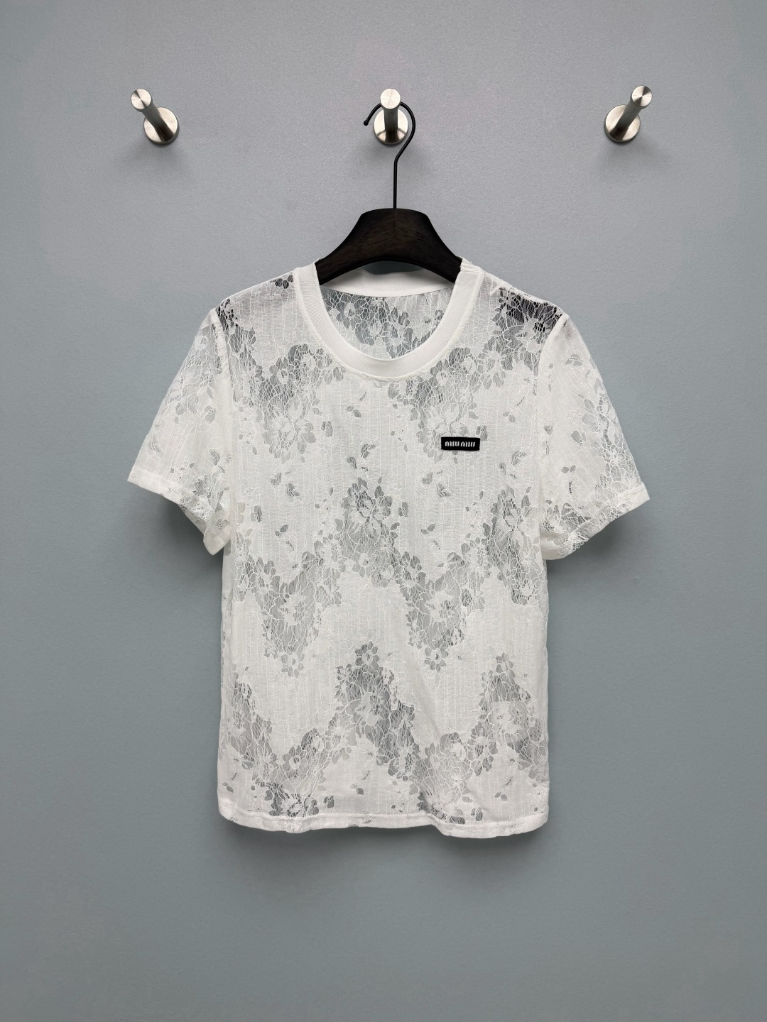 NO:825645,miumi*26 new lace see-through short-sleeved T-shirt. The delicate floral lace pattern is three-dimensional and exquisite, with a slightly translucent and hazy feeling. It has a sense of romance and design, and is full of details. The iconic logo woven label is embellished on the chest, which is low-key and brand-recognizable. It is available in black and white. White is gentle and clean with a sense of first love, and black has a cool and noble feeling. Spring and summer pure lust style is contracted by this lace short sleeve!  2 colors and 3 codes SMLR, Miu Miu-clothing, miumiu, T-shirt, tees, t-shirt,19860909miumi*26新款蕾丝透视短袖T恤 细腻的花卉蕾丝花纹立体精致,自带微透朦胧感,兼具浪漫感与设计感,细节拉满.胸前标志性logo织标点缀,低调又有品牌辨识度.黑白两色可选,白色温柔干净自带初恋感,黑色自带清冷贵气感；春夏纯欲风穿搭被这件蕾丝短袖承包了！2色3码SMLR,缪缪-服装,miumiu,T-shirt,tees，t-shirt,,Women's clothing