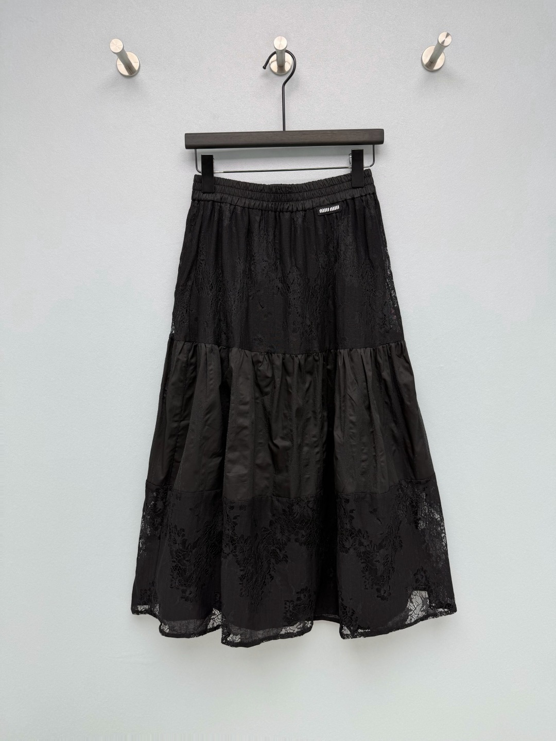 NO:825652,miumi*26 new lace skirt  Lace and jacquard are alternately spliced to add layering and romantic atmosphere. The skirt is elegant and flexible when walking. It has a gentle filter and can also visually lengthen the leg lines. The lace pattern is delicate and three-dimensional, with a micro-transparent effect. It is matched with an inner lining to avoid exposure, taking into account both beauty and beauty.  Practical, full of details. The high-waisted elastic waist + three-layer spliced cake skirt design is super friendly to pear-shaped figures. The layers of skirt naturally spread out, which can perfectly modify the hip width, fake hip width and leg shape problems. It can also optimize the waist-to-hip ratio, and instantly transform into a sweet girl figure, which is both salty and sweet!  2 colors and 3 sizes SMLR, Miu Miu-clothing, miumiu, skirts,19860909miumi*26新款蕾丝半裙 蕾丝与提花交替拼接,增加层次感与浪漫氛围,走动时裙摆飘逸灵动,自带温柔滤镜,视觉上也能拉长腿部线条.蕾丝花纹细腻立体,自带微透效果,搭配内衬避免走光,兼顾美观与实用性,细节感拉满.高腰松紧腰+三层拼接蛋糕裙设计,对梨形身材超友好,层层裙摆自然散开,能完美修饰胯宽、假胯宽和腿型问题,还能优化腰臀比,秒变甜妹身材,可盐可甜！2色3码SMLR,缪缪-服装,miumiu,skirts,,Women's clothing