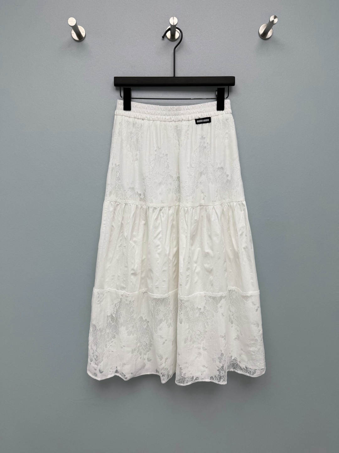 NO:825668,miumi*26 new lace skirt  Lace and jacquard are alternately spliced to add layering and romantic atmosphere. The skirt is elegant and flexible when walking. It has a gentle filter and can also visually lengthen the leg lines. The lace pattern is delicate and three-dimensional, with a micro-transparent effect. It is matched with an inner lining to avoid exposure, taking into account both beauty and beauty.  Practical, full of details. The high-waisted elastic waist + three-layer spliced cake skirt design is super friendly to pear-shaped figures. The layers of skirt naturally spread out, which can perfectly modify the hip width, fake hip width and leg shape problems. It can also optimize the waist-to-hip ratio, and instantly transform into a sweet girl figure, which is both salty and sweet!  2 colors and 3 sizes SMLR, Miu Miu-clothing, miumiu, skirts,19860909miumi*26新款蕾丝半裙 蕾丝与提花交替拼接,增加层次感与浪漫氛围,走动时裙摆飘逸灵动,自带温柔滤镜,视觉上也能拉长腿部线条.蕾丝花纹细腻立体,自带微透效果,搭配内衬避免走光,兼顾美观与实用性,细节感拉满.高腰松紧腰+三层拼接蛋糕裙设计,对梨形身材超友好,层层裙摆自然散开,能完美修饰胯宽、假胯宽和腿型问题,还能优化腰臀比,秒变甜妹身材,可盐可甜！2色3码SMLR,缪缪-服装,miumiu,skirts,,Women's clothing