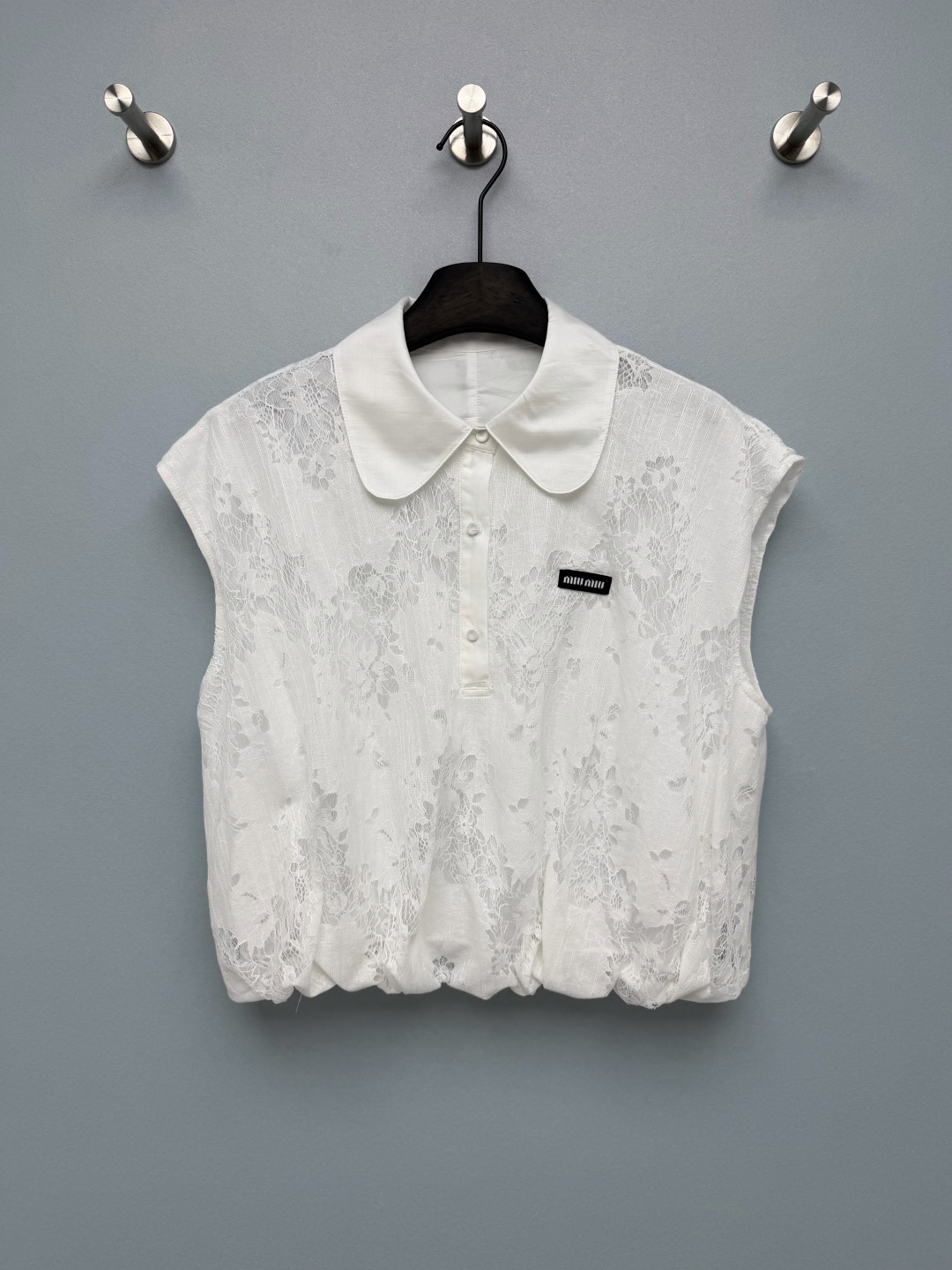NO:825675,miumi*26 new style doll collar lace top, doll collar + sleeveless short cut, hem closed with bud hem  The delicate floral lace pattern is three-dimensional and exquisite, with a slightly translucent and hazy feeling. It has both a sense of romance and design, and is full of details. The iconic logo woven label is embellished on the chest, which is low-key and brand-recognizable. Available in black and white, white is gentle and clean with a sense of first love, and black has a cool and noble feeling; the pure lust style of spring and summer is contracted by this lace short sleeve!  2 colors and 3 sizes SMLR, Miu Miu-clothing, miumiu, T-shirt,19860909miumi*26新款娃娃领蕾丝上衣 娃娃领+无袖短款剪裁 下摆收边花苞摆 细腻的花卉蕾丝花纹立体精致,自带微透朦胧感,兼具浪漫感与设计感,细节拉满.胸前标志性logo织标点缀,低调又有品牌辨识度.黑白两色可选,白色温柔干净自带初恋感,黑色自带清冷贵气感；春夏纯欲风穿搭被这件蕾丝短袖承包了！2色3码SMLR,缪缪-服装,miumiu,T-shirt,,Women's clothing