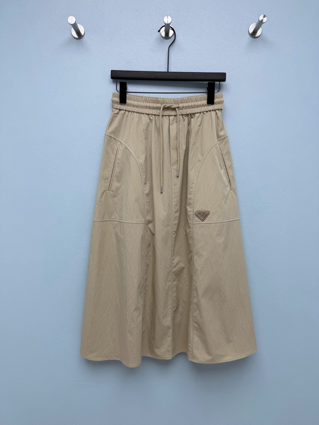 NO:825681,Prad*26 new workwear skirt has a double design of elasticity and drawstring, easy to put on and take off, and can be freely adjusted for tightness. It does not tighten when you sit for a long time. The vertical splicing line + topstitching process visually lengthens the leg line. It is loose and does not stick to the leg. It has an elegant feeling when walking. The length just covers the thickest part of the calf. It is super friendly to all kinds of leg types. The two colors of khaki/navy blue directly hit me!  2 colors and 3 codes SMLSS, Prada-clothing, prada, prada, skirts,19860909Prad*26新款工装半裙 松紧+抽绳双重设计,穿脱方便还能自由调节松紧,久坐不勒肉,纵向拼接线条+明线工艺,视觉上拉长腿部线条宽松不贴腿,走路自带飘逸感,长度刚好遮住小腿最粗的位置,对各种腿型都超友好.卡其色/藏青色两个颜色都直接戳中我！ 2色3码SMLSS,普拉达-服装,prada,prada,skirts,,Women's clothing