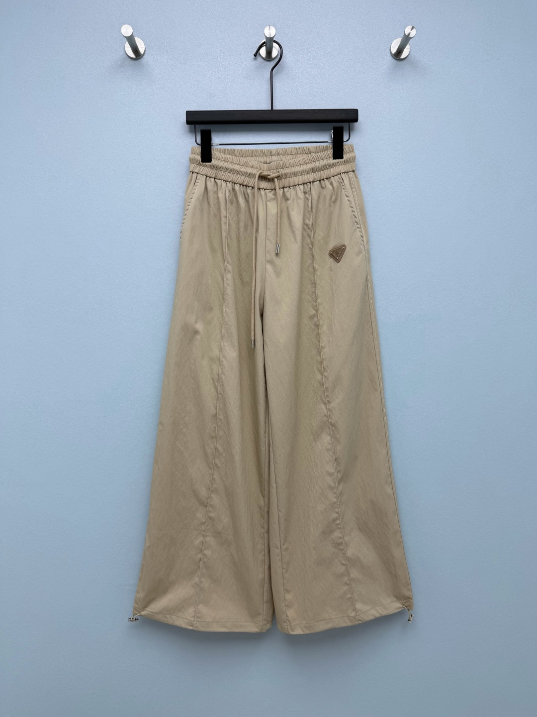 NO:825686,Prad*26 new overalls wide-leg pants really hide the meat ceiling!  It has a retro and sporty feel. It is a must-have item for cleanfit and mountain style wear. It is easy to hold and relax with a sense of luxury. High-waisted elastic drawstring + wide-leg straight cut, vertical splicing lines + topstitching process, visually lengthen the leg lines and weaken the  The presence of the crotch makes the legs look straight and long. The trouser legs are designed with drawstrings, which can be freely switched between wide-legged straight legs and tight-fitting styles. Paired with white shoes, it feels casual and relaxed. Paired with Martin boots, it instantly becomes cool and sassy, making it super practical to wear multiple pants!  2 colors and 3 codes SMLSS, Prada-clothing, prada, prada, boots,19860909Prad*26新款工装裤阔腿裤 真的藏肉天花板！自带复古运动感,是cleanfit、山系穿搭的刚需单品,轻松拿捏松弛高级感.高腰松紧抽绳+阔腿直筒剪裁,纵向拼接线条+明线工艺,视觉上拉长腿部线条,弱化胯部存在感,让腿型看起来又直又长.裤脚自带抽绳设计,可自由切换阔腿直筒/束脚两种穿法,搭配小白鞋是随性松弛感,搭配马丁靴秒变酷飒工装风,一裤多穿超实用！2色3码SMLSS,普拉达-服装,prada,prada,boots,,Women's clothing
