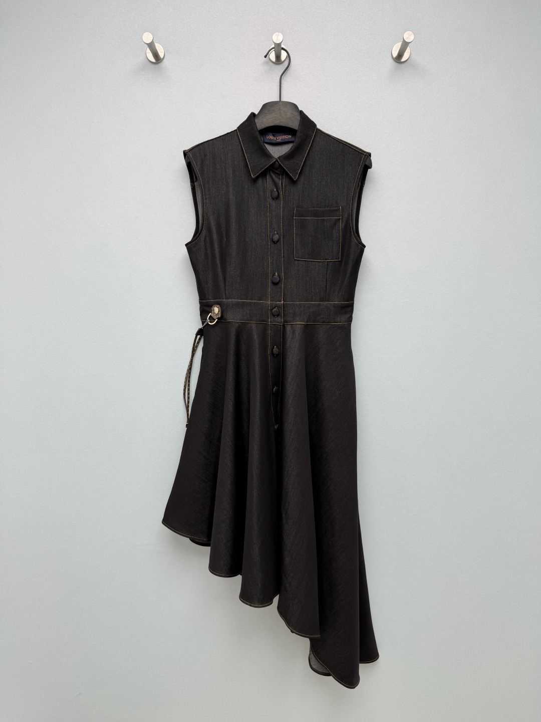 NO:825629,Louis Vuitto*26 new asymmetrical denim dress, retro and elegant ceiling, dark denim + yellow topstitching really irritates me!  The irregular hem breaks the stereotype of traditional denim skirts, giving it a sense of elegance when walking around. It visually lengthens the leg line, making it agile and taller. The details of the Monogram ribbon are low-key yet noble!  Crisp and stylish denim fabric, the upper body is neat and textured!  Solid color size 3 SML L,Louis Vuitton-clothing,louis vuitton,louis vuitton,loro piana,skirts,19860909Louis Vuitto*26新款不对称牛仔连衣裙 复古贵气感天花板 深色牛仔+黄线明线真的太戳我了！不规则下摆打破传统牛仔裙的刻板印象,走动时自带飘逸感,视觉上拉长腿部线条,灵动又显高.Monogram饰带细节低调又显贵！挺括有型的牛仔面料,上身利落又有质感！单色3码SML L,路易威登-服装,louis vuitton,louis vuitton,loro piana,skirts,,Women's clothing