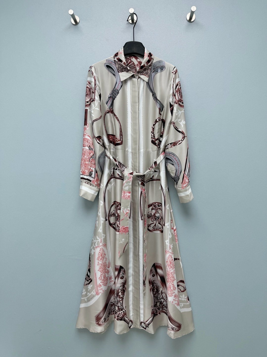 NO:825637,HERME*26 new silk printed lapel long-sleeved dress. The printing theme is retro equestrian stirrups and carved harness. The low-saturated gray background color is matched with pink and brown lines. It has French elegance and high-end texture. It replicates the artistic atmosphere of big-name silk scarves. It is gentle and noble. The drapey satin fabric is very comfortable on the upper body, and the luster in the sun directly makes it cool. It is also cool to wear in summer.  The same color contrasting lapel + placket design weakens the complexity of the printing and adds a sense of neatness; the metal buttons are branded, and the cuffs and hem are neatly aligned, showing a sense of quality!  It doesn’t look old-fashioned at all, but has a lazy and noble French accent. 6 colors and 4 sizes SMLXL AS, Hermès-clothing, hermes, hermes, skirts, real silk,19860909HERME*26新款真丝印花翻领长袖连衣裙 以复古马术马镫、雕花马具为印花主题,低饱和灰调底色搭配粉棕线条,自带法式优雅与高级质感,复刻了大牌丝巾的艺术氛围,温柔又显贵.垂坠感缎面面料上身巨舒服,阳光下的光泽感直接封神,夏天穿也冰冰凉凉的 同色系撞色翻领+门襟设计,弱化印花的繁杂感,增加利落感；金属纽扣带有品牌标识,袖口与衣摆的走线工整,尽显品质感！完全不会显老气,反而有种慵懒又贵气的法式腔调 6色4码SMLXL AS,爱马仕-服装,hermes,hermes,skirts,real silk,,Women's clothing