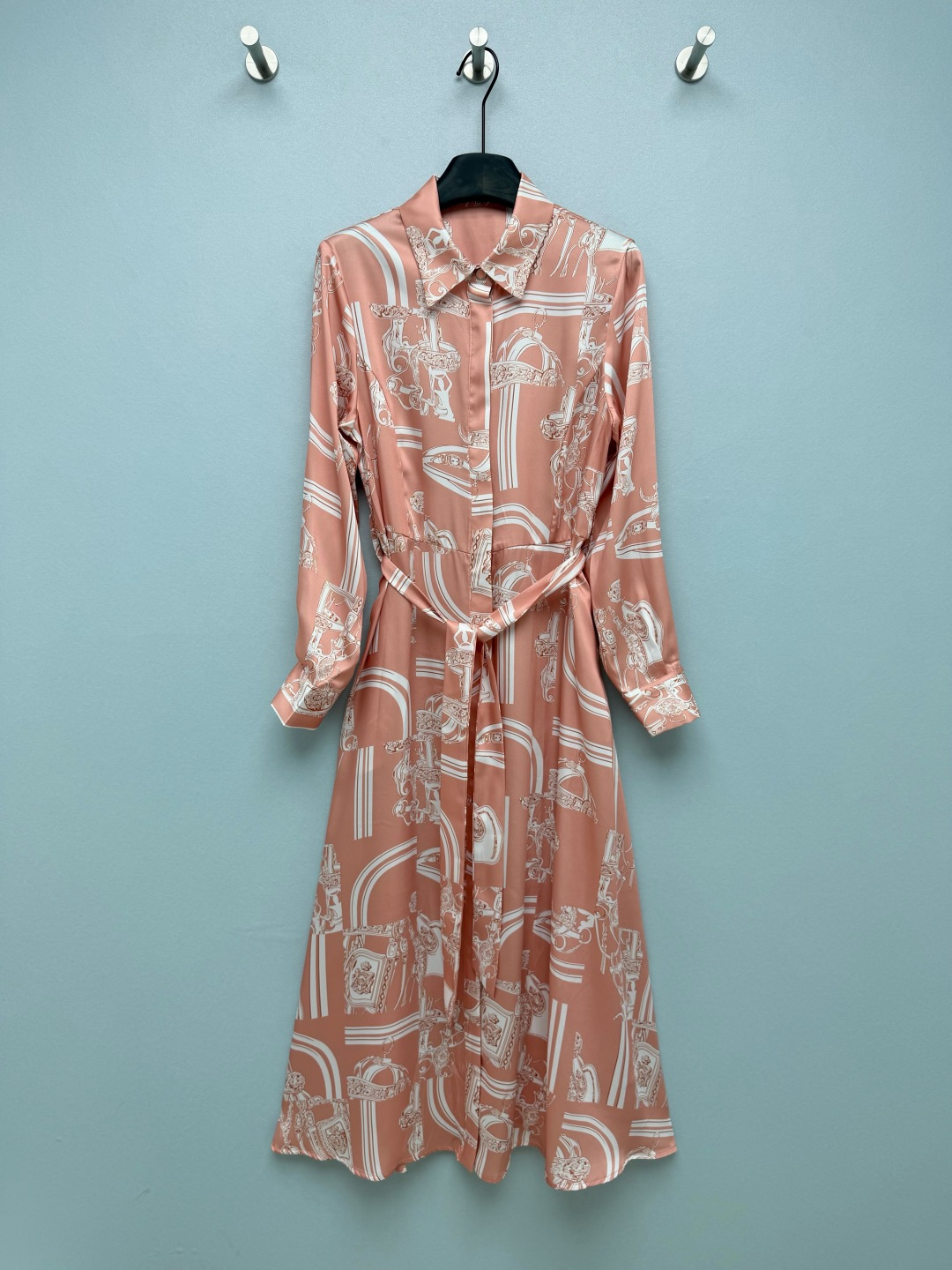 NO:825643,HERME*26 new silk printed lapel long-sleeved dress. It uses retro equestrian badges and horse gear as the printing elements. It has a gentle nude color with white and brown lines. It has a sense of French elegance and nobility. It replicates the artistic atmosphere of big-name silk scarves. It is gentle and noble. The drapey satin fabric is extremely comfortable on the upper body. The luster in the sun is directly inspiring. It is also cool to wear in summer.  The same color contrasting lapel + placket design weakens the complexity of the printing and adds a sense of neatness; the metal buttons are branded, and the cuffs and hem are neatly aligned, showing a sense of quality!  It doesn’t look old-fashioned at all, but has a lazy and noble French accent. 6 colors and 4 sizes SMLXL AS, Hermès-clothing, hermes, hermes, skirts, real silk,19860909HERME*26新款真丝印花翻领长袖连衣裙 以复古马术徽章、马具为印花元素,温柔裸粉底色搭配白棕线条,自带法式优雅贵气感,复刻了大牌丝巾的艺术氛围,温柔又显贵,垂坠感缎面面料上身巨舒服,阳光下的光泽感直接封神,夏天穿也冰冰凉凉的 同色系撞色翻领+门襟设计,弱化印花的繁杂感,增加利落感；金属纽扣带有品牌标识,袖口与衣摆的走线工整,尽显品质感！完全不会显老气,反而有种慵懒又贵气的法式腔调 6色4码SMLXL AS,爱马仕-服装,hermes,hermes,skirts,real silk,,Women's clothing