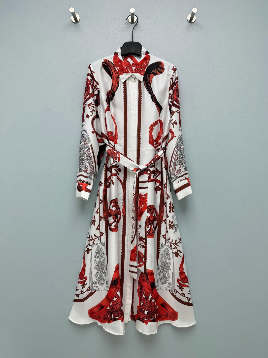 NO:825653,HERME*26 new silk printed lapel long-sleeved dress uses retro equestrian elements (stirrups, carved harnesses, badges) as the printing theme. The white background is matched with red and brown lines. It has a French retro nobility. It replicates the artistic atmosphere of big-name silk scarves, gentle and noble. The drapey satin fabric is very comfortable on the upper body, and the luster in the sun is directly inspiring. It is also cool to wear in summer.  The same color contrasting lapel + placket design weakens the complexity of the printing and adds a sense of neatness; the metal buttons are branded, and the cuffs and hem are neatly aligned, showing a sense of quality!  It doesn’t look old-fashioned at all, but has a lazy and noble French accent. 6 colors and 4 sizes SMLXL AS, Hermès-clothing, hermes, hermes, skirts, real silk,19860909HERME*26新款真丝印花翻领长袖连衣裙 以复古马术元素（马镫、雕花马具、徽章）为印花主题,白底色搭配红棕线条,自带法式复古贵气感,复刻了大牌丝巾的艺术氛围,温柔又显贵.垂坠感缎面面料上身巨舒服,阳光下的光泽感直接封神,夏天穿也冰冰凉凉的 同色系撞色翻领+门襟设计,弱化印花的繁杂感,增加利落感；金属纽扣带有品牌标识,袖口与衣摆的走线工整,尽显品质感！完全不会显老气,反而有种慵懒又贵气的法式腔调 6色4码SMLXL AS,爱马仕-服装,hermes,hermes,skirts,real silk,,Women's clothing