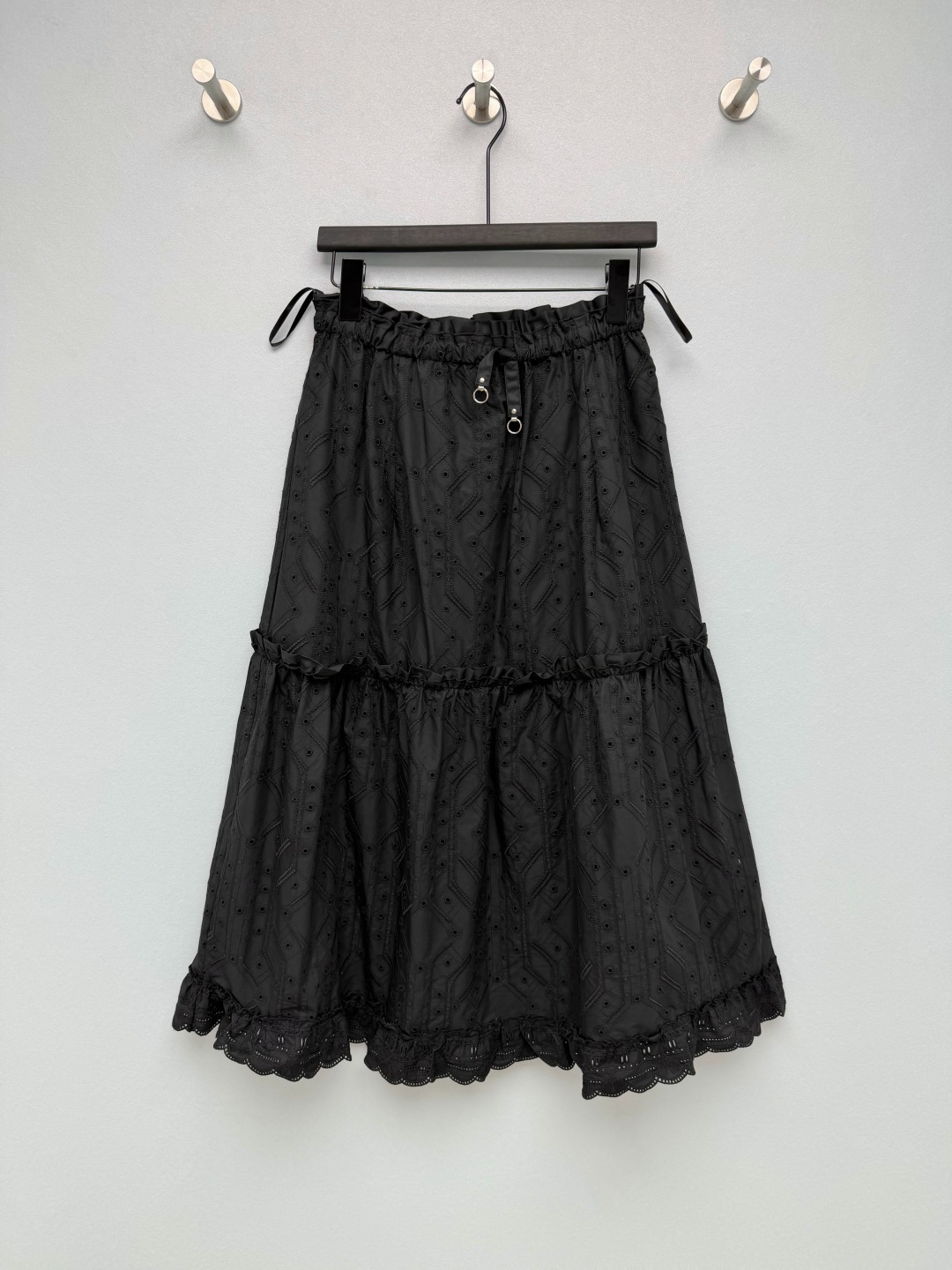 NO:825661,HERME*26 New Embroidered Hollow Swing Skirt High Waist Drawstring Elastic Waist + Layered Cake Skirt Design  The two-layer cake skirt has a fluffy feel and is visually lighter. It uses exquisite embroidery and hollow patterns, and is matched with lace at the hem. It is full of details and has a hazy atmosphere, making it more flexible when walking. The waistband is customized with a metal circle drawstring pendant + a fungus edge waistband design, adding a sense of sophistication and girlishness. Three colors are available, white is clean and refreshing with a sense of first love, pink is gentle and sweet, and black has a cool and noble feeling!  3 colors and 3 codes SMLB,Hermes-clothing,hermes,hermes,skirts,19860909HERME*26新款刺绣镂空大摆半裙 高腰抽绳松紧腰+分层蛋糕裙设计 两层拼接的蛋糕裙版型,自带蓬松感,视觉上更显轻盈,采用精致刺绣与镂空花纹,搭配下摆蕾丝花边,细节感拉满,自带朦胧氛围感,走动时更显灵动.腰头定制金属圆圈抽绳吊坠+木耳边腰头设计,增添精致感与少女感.三色可选,白色干净清爽自带初恋感,粉色温柔甜妹风拉满,黑色自带清冷贵气感！3色3码SMLB,爱马仕-服装,hermes,hermes,skirts,,Women's clothing