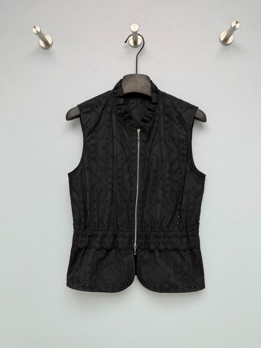 NO:825669,HERME*26 new embroidered hollow waist vest top with stand collar + sleeveless + waist cut. The elastic waist design can optimize the waist and abdomen lines and create a high waistline, making you appear slimmer and taller.  It uses exquisite embroidery and hollow patterns, with lace at the hem, full of details, and has a hazy atmosphere, making it more agile when walking. Customized logo metal zipper + ear-edge neckline design, adding a sense of sophistication and girliness. Three colors are available, white is clean and refreshing with a sense of first love, pink is gentle and sweet, and black has a cool and noble feeling!  3 colors and 3 codes SMLB,Hermes-clothing,hermes,hermes,19860909HERME*26新款刺绣镂空收腰马甲上衣立领+无袖+收腰剪裁,腰部松紧设计能优化腰腹线条,打造高腰线,显瘦又显高 采用精致刺绣与镂空花纹,搭配下摆蕾丝花边,细节感拉满,自带朦胧氛围感,走动时更显灵动.定制logo金属拉链+木耳边领口设计,增添精致感与少女感.三色可选,白色干净清爽自带初恋感,粉色温柔甜妹风拉满,黑色自带清冷贵气感！3色3码SMLB,爱马仕-服装,hermes,hermes,,Women's clothing