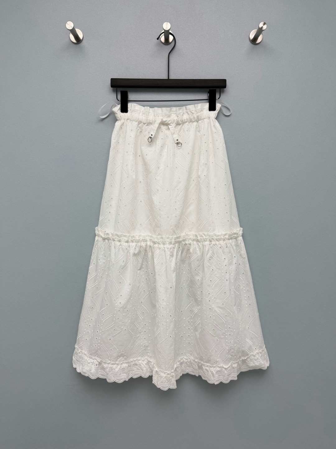 NO:825674,HERME*26 New Embroidered Hollow Swing Skirt High Waist Drawstring Elastic Waist + Layered Cake Skirt Design  The two-layer cake skirt has a fluffy feel and is visually lighter. It uses exquisite embroidery and hollow patterns, and is matched with lace at the hem. It is full of details and has a hazy atmosphere, making it more flexible when walking. The waistband is customized with a metal circle drawstring pendant + a fungus edge waistband design, adding a sense of sophistication and girlishness. Three colors are available, white is clean and refreshing with a sense of first love, pink is gentle and sweet, and black has a cool and noble feeling!  3 colors and 3 codes SMLB,Hermes-clothing,hermes,hermes,skirts,19860909HERME*26新款刺绣镂空大摆半裙 高腰抽绳松紧腰+分层蛋糕裙设计 两层拼接的蛋糕裙版型,自带蓬松感,视觉上更显轻盈,采用精致刺绣与镂空花纹,搭配下摆蕾丝花边,细节感拉满,自带朦胧氛围感,走动时更显灵动.腰头定制金属圆圈抽绳吊坠+木耳边腰头设计,增添精致感与少女感.三色可选,白色干净清爽自带初恋感,粉色温柔甜妹风拉满,黑色自带清冷贵气感！3色3码SMLB,爱马仕-服装,hermes,hermes,skirts,,Women's clothing