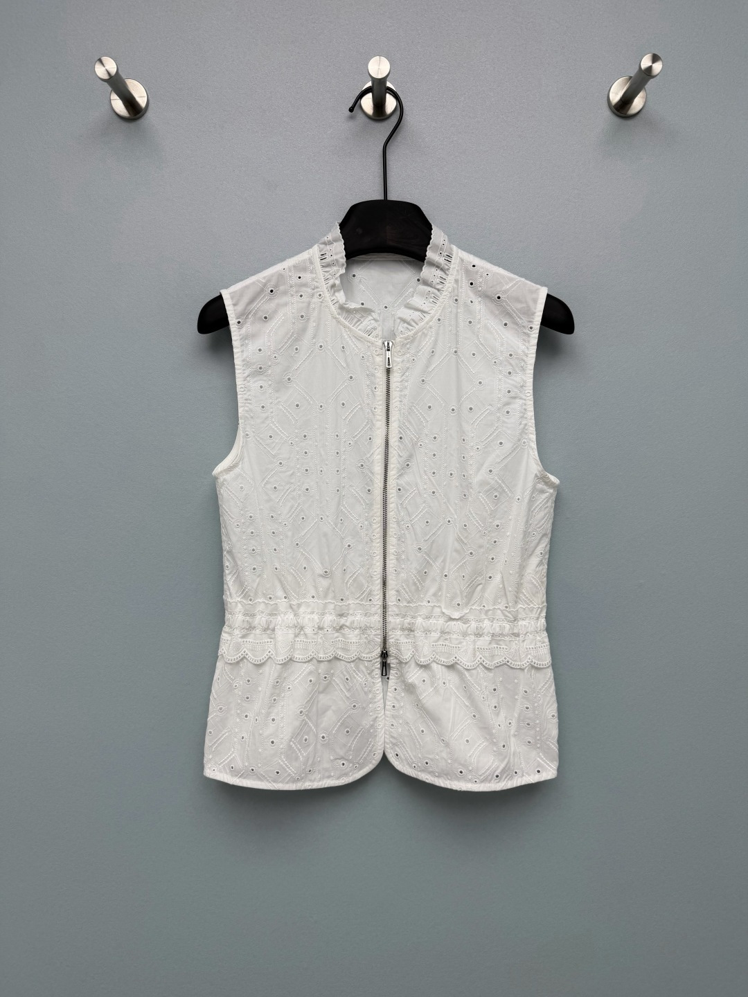 NO:825682,HERME*26 new embroidered hollow waist vest top with stand collar + sleeveless + waist cut. The elastic waist design can optimize the waist and abdomen lines and create a high waistline, making you appear slimmer and taller.  It uses exquisite embroidery and hollow patterns, with lace at the hem, full of details, and has a hazy atmosphere, making it more agile when walking. Customized logo metal zipper + ear-edge neckline design, adding a sense of sophistication and girliness. Three colors are available, white is clean and refreshing with a sense of first love, pink is gentle and sweet, and black has a cool and noble feeling!  3 colors and 3 codes SMLB,Hermes-clothing,hermes,hermes,19860909HERME*26新款刺绣镂空收腰马甲上衣立领+无袖+收腰剪裁,腰部松紧设计能优化腰腹线条,打造高腰线,显瘦又显高 采用精致刺绣与镂空花纹,搭配下摆蕾丝花边,细节感拉满,自带朦胧氛围感,走动时更显灵动.定制logo金属拉链+木耳边领口设计,增添精致感与少女感.三色可选,白色干净清爽自带初恋感,粉色温柔甜妹风拉满,黑色自带清冷贵气感！3色3码SMLB,爱马仕-服装,hermes,hermes,,Women's clothing