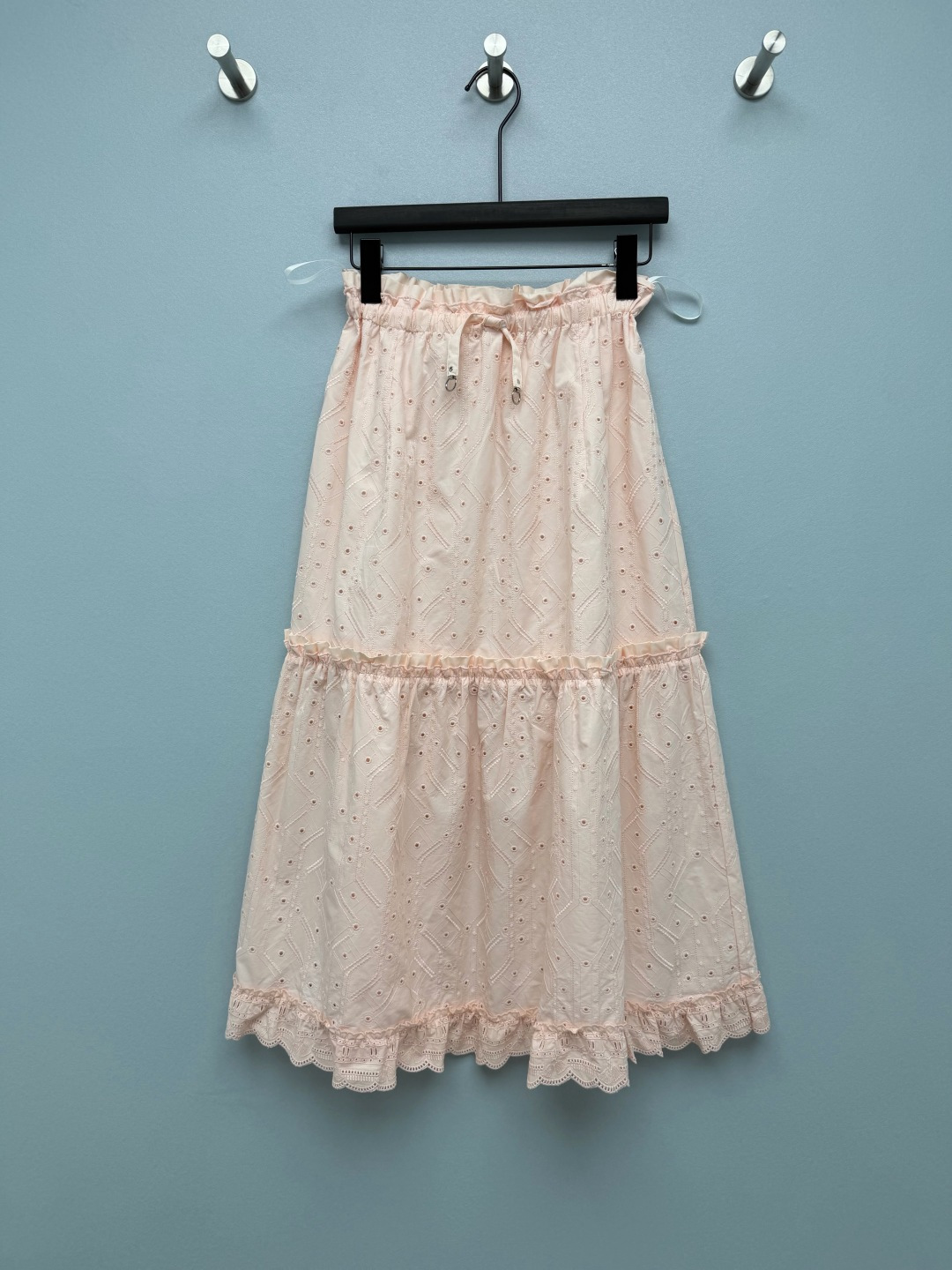 NO:825687,HERME*26 New Embroidered Hollow Swing Skirt High Waist Drawstring Elastic Waist + Layered Cake Skirt Design  The two-layer cake skirt has a fluffy feel and is visually lighter. It uses exquisite embroidery and hollow patterns, and is matched with lace at the hem. It is full of details and has a hazy atmosphere, making it more flexible when walking. The waistband is customized with a metal circle drawstring pendant + a fungus edge waistband design, adding a sense of sophistication and girlishness. Three colors are available, white is clean and refreshing with a sense of first love, pink is gentle and sweet, and black has a cool and noble feeling!  3 colors and 3 codes SMLB,Hermes-clothing,hermes,hermes,skirts,19860909HERME*26新款刺绣镂空大摆半裙 高腰抽绳松紧腰+分层蛋糕裙设计 两层拼接的蛋糕裙版型,自带蓬松感,视觉上更显轻盈,采用精致刺绣与镂空花纹,搭配下摆蕾丝花边,细节感拉满,自带朦胧氛围感,走动时更显灵动.腰头定制金属圆圈抽绳吊坠+木耳边腰头设计,增添精致感与少女感.三色可选,白色干净清爽自带初恋感,粉色温柔甜妹风拉满,黑色自带清冷贵气感！3色3码SMLB,爱马仕-服装,hermes,hermes,skirts,,Women's clothing