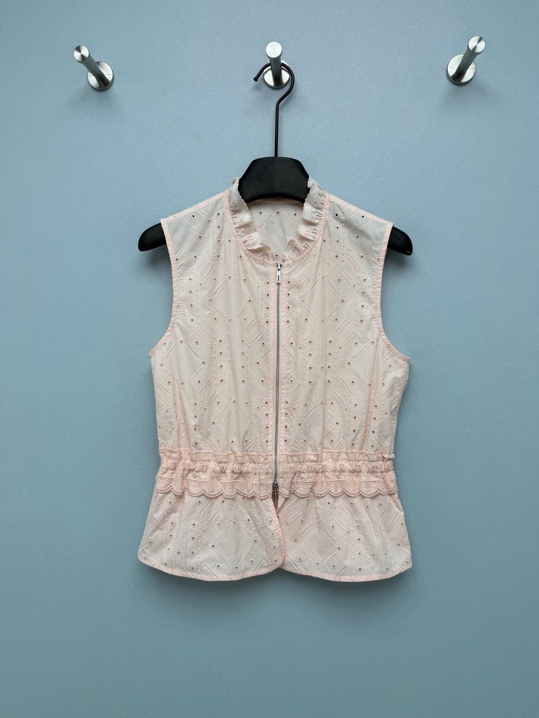 NO:825622,HERME*26 new embroidered hollow waist vest top with stand collar + sleeveless + waist cut. The elastic waist design can optimize the waist and abdomen lines and create a high waistline, making you appear slimmer and taller.  It uses exquisite embroidery and hollow patterns, with lace at the hem, full of details, and has a hazy atmosphere, making it more agile when walking. Customized logo metal zipper + ear-edge neckline design, adding a sense of sophistication and girliness. Three colors are available, white is clean and refreshing with a sense of first love, pink is gentle and sweet, and black has a cool and noble feeling!  3 colors and 3 codes SMLB,Hermes-clothing,hermes,hermes,19860909HERME*26新款刺绣镂空收腰马甲上衣立领+无袖+收腰剪裁,腰部松紧设计能优化腰腹线条,打造高腰线,显瘦又显高 采用精致刺绣与镂空花纹,搭配下摆蕾丝花边,细节感拉满,自带朦胧氛围感,走动时更显灵动.定制logo金属拉链+木耳边领口设计,增添精致感与少女感.三色可选,白色干净清爽自带初恋感,粉色温柔甜妹风拉满,黑色自带清冷贵气感！3色3码SMLB,爱马仕-服装,hermes,hermes,,Women's clothing