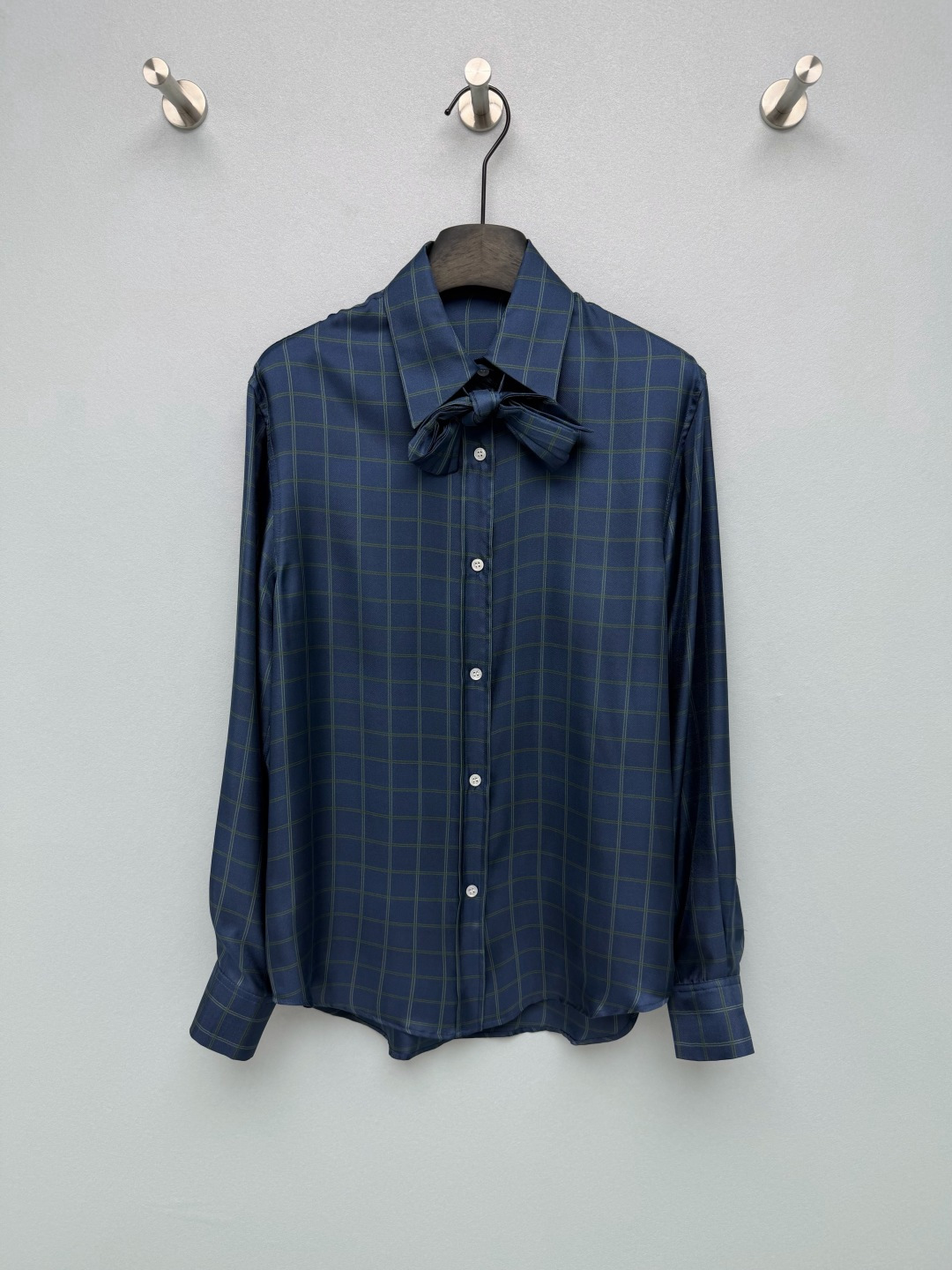 NO:825630,DIO*26 new navy blue plaid bow tie silk shirt. High version pays attention to details to distinguish versions. Silk fabric. Retro college style navy blue plaid silk shirt, with a sense of British nobility and intellectual atmosphere. Made of silk fabric with excellent drape, with soft luster, silky feel and skin-friendly, breathable and not sweaty, refreshing and comfortable to wear in spring and summer, and high-end texture to show the temperament of a big brand.  The navy bottom + green line plaid color scheme is retro and eye-catching; the detachable bow tie of the same fabric and the CD metal buckle detail on the collar are low-key and recognizable, and full of details. The classic lapel design, paired with the detachable bow tie, makes the style either salty or sweet!  Monochrome size 3 SMLB, Dior-clothing, dior, dior, shirts, real silk,19860909DIO*26新款藏青格纹领结真丝衬衫 高版本注意细节区分版本 真丝面料 复古学院风藏青格纹真丝衬衫,自带英伦贵气感与知性氛围 采用垂坠感极佳的真丝面料,自带柔和光泽,手感丝滑亲肤,透气不闷汗,春夏穿清爽舒适,质感高级尽显大牌气质. 藏青底+绿线格纹配色,复古又耐看；可拆卸同面料领结,领口CD金属扣细节,低调又有辨识度,细节拉满.经典翻领设计,搭配可拆卸领结,风格可盐可甜！单色3码SMLB,迪奥-服装,dior,dior,shirts,real silk,,Women's clothing