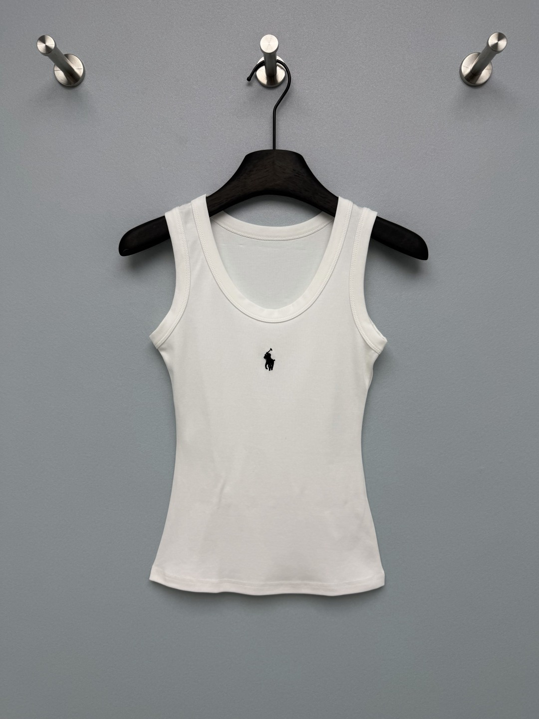 NO:825638,Ralph Laur*n 26 new U-neck knitted vest American hot girl basic style ceiling!  The U-neck + slim fit makes you look slimmer and taller, and the wide shoulder straps can also hide your body fat!  The pony logo embroidery on the chest is low-key and recognizable, adding a touch of sophistication to the basic style. It is simple and not monotonous. It is made of high-elastic knitted fabric, which is soft and skin-friendly, breathable and not sweaty. It has a clean fit and a college feel. It is a versatile item that can be worn alone or layered, and it is easy to maintain a simple and high-end look!  Solid color size 3 SMLB, women's clothing, loro piana,19860909Ralph Laur*n 26新款 U领针织背心 美式辣妹基础款天花板！U领+修身版型,显瘦又显高,宽肩带还能藏住拜拜肉！胸前的小马标刺绣低调又有辨识度,为基础款增添了一丝精致感,简约不单调.采用高弹针织面料,柔软亲肤,透气不闷汗,自带clean fit与学院感,是叠穿/单穿的万能单品,轻松拿捏简约高级感！单色3码SMLB,女装,loro piana,,Women's clothing