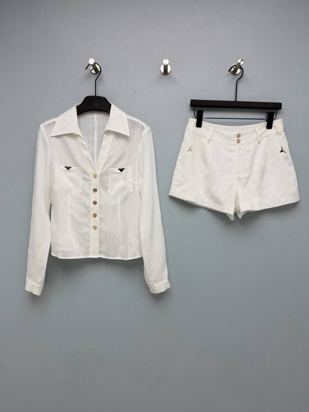NO:825802,Louis Vuitto*26 new linen suit  Short V-neck shirt style, lapel + slightly transparent linen fabric, which can not only modify the neck line, but also quietly hide the body fat. The length of the shirt is just stuck at the waistline, optimizing the proportion of the body. The LV-style metal buckles on the placket and pockets are full of details and low-profile.  Stylish and recognizable, the shorts have a high-waisted A-line version, a double-button waistband design, and the waist becomes slimmer and the legs are longer in seconds. The pants are neat and can cover the width of the false hips. Paired with sandals and a straw bag, it is a French resort style. It is also very suitable for daily commuting. It is gentle and elegant!  The two color combinations of milky white/sakura pink are stunning. The linen fabric has a natural texture, which is breathable and skin-friendly. You won’t feel sweaty even if you wear it in summer!  2 colors and 3 codes SML, Louis Vuitton-clothing, louis vuitton, louis vuitton, louis vuitton, sandals, espadrilles, shorts, shirts,19860909Louis Vuitto*26新款亚麻套装 短款V领衬衫版型,翻领+微透亚麻面料,既能修饰脖颈线条,又能悄悄藏住拜拜肉,衣长刚好卡在腰线位置,优化身材比例.门襟和口袋的LV风金属扣细节感拉满,低调又有辨识度,短裤高腰A字版型,双扣腰头设计,秒变腰细腿长,裤型利落,能遮住假胯宽,搭配凉鞋、草编包就是法式度假风,日常通勤穿也超合适,温柔又有气质！奶白/樱花粉两个配色都超绝,自带天然肌理感的亚麻面料,透气又亲肤,夏天穿也完全不闷汗！2色3码SML,路易威登-服装,louis vuitton,louis vuitton,louis vuitton,sandals,espadrilles,shorts,shirts,,Women's clothing