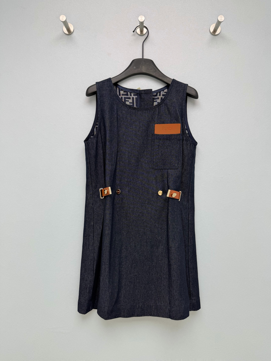 NO:825808,Fend*26 new patterned jacquard sleeveless vest dress, neat sleeveless design  The leather buckle belts on both sides can not only create the waistline, but also can be freely adjusted according to the body shape, turning into a 'waist essence' in seconds, and easily optimizing the body proportions. The body of the garment has a low-key dark pattern of same-color presbyopia, and the lining is the iconic yellow FF presbyopia, which is highly recognizable.  , without looking exaggerated. The brown leather logo plate on the chest and the metal buckle on the belt are all iconic designs of the brand, low-key and textured. Two colors are available, off-white is gentle and refreshing, and denim blue is cool and versatile, both with a high-end feel!  2 colors and 3 codes SML, Fendi-clothing, fendi, fendi, skirts,19860909Fend*26新款老花提花无袖背心裙 利落无袖设计 两侧的皮质搭扣腰带,既能打造腰线,又能根据身形自由调节,秒变“腰精”,轻松优化身材比例.衣身低调的同色系老花暗纹,内衬是标志性的黄色FF老花,辨识度超高,又不会显得浮夸.胸前的棕色皮质logo牌、腰带上的金属搭扣,都是品牌标志性设计,低调又有质感.两种配色可选,米白温柔清爽,牛仔蓝酷飒百搭,都自带高级感！2色3码SML,芬迪-服装,fendi,fendi,skirts,,Women's clothing