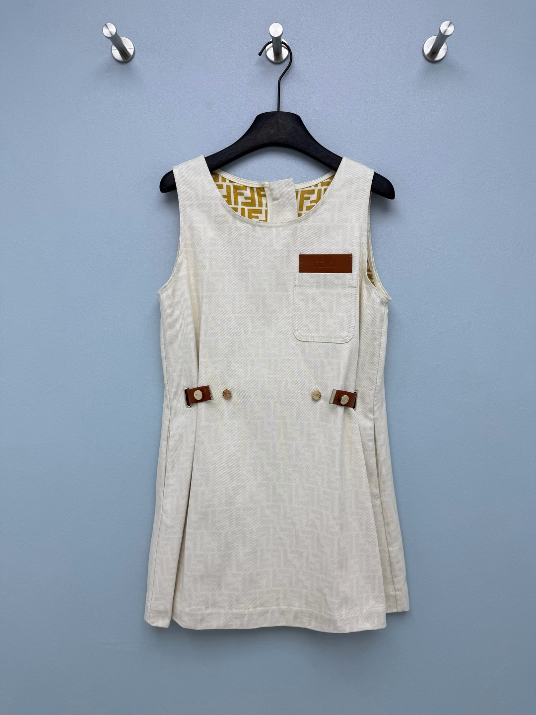 NO:825823,Fend*26 new patterned jacquard sleeveless vest dress, neat sleeveless design  The leather buckle belts on both sides can not only create the waistline, but also can be freely adjusted according to the body shape, turning into a 'waist essence' in seconds, and easily optimizing the body proportions. The body of the garment has a low-key dark pattern of same-color presbyopia, and the lining is the iconic yellow FF presbyopia, which is highly recognizable.  , without looking exaggerated. The brown leather logo plate on the chest and the metal buckle on the belt are all iconic designs of the brand, low-key and textured. Two colors are available, off-white is gentle and refreshing, and denim blue is cool and versatile, both with a high-end feel!  2 colors and 3 codes SML, Fendi-clothing, fendi, fendi, skirts,19860909Fend*26新款老花提花无袖背心裙 利落无袖设计 两侧的皮质搭扣腰带,既能打造腰线,又能根据身形自由调节,秒变“腰精”,轻松优化身材比例.衣身低调的同色系老花暗纹,内衬是标志性的黄色FF老花,辨识度超高,又不会显得浮夸.胸前的棕色皮质logo牌、腰带上的金属搭扣,都是品牌标志性设计,低调又有质感.两种配色可选,米白温柔清爽,牛仔蓝酷飒百搭,都自带高级感！2色3码SML,芬迪-服装,fendi,fendi,skirts,,Women's clothing