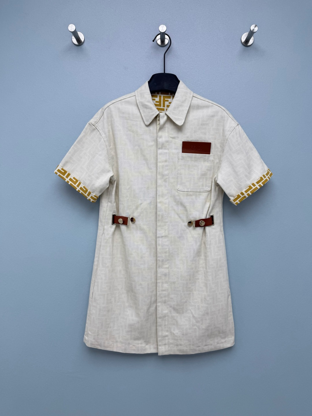 NO:825774,Fend*26 new old flower jacquard lapel short-sleeved dress lapel rolled short-sleeved design  The leather buckle belts on both sides can not only create the waistline, but also can be freely adjusted according to the body shape, turning into a 'waist essence' in seconds, and easily optimizing the body proportions. The body of the garment has a low-key dark pattern of same-color presbyopia, and the lining is the iconic yellow FF presbyopia, which is highly recognizable.  , without looking exaggerated. The brown leather logo plate on the chest and the metal buckle on the belt are all iconic designs of the brand, low-key and textured. Two colors are available, off-white is gentle and refreshing, and denim blue is cool and versatile, both with a high-end feel!  2 colors and 3 codes SML, Fendi-clothing, fendi, fendi, skirts, T-shirt,19860909Fend*26新款老花提花翻领短袖连衣裙 翻领卷边短袖设计 两侧的皮质搭扣腰带,既能打造腰线,又能根据身形自由调节,秒变“腰精”,轻松优化身材比例.衣身低调的同色系老花暗纹,内衬是标志性的黄色FF老花,辨识度超高,又不会显得浮夸.胸前的棕色皮质logo牌、腰带上的金属搭扣,都是品牌标志性设计,低调又有质感.两种配色可选,米白温柔清爽,牛仔蓝酷飒百搭,都自带高级感！2色3码SML,芬迪-服装,fendi,fendi,skirts,T-shirt,,Women's clothing