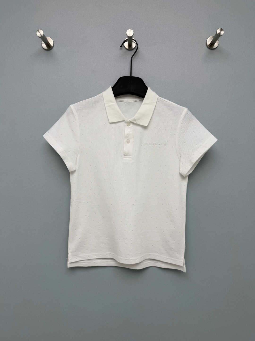 NO:825800,Alexander Wa*g 26 new hot diamond letter embroidered short polo top. It is breathable and not stuffy in summer. It also has fine sparkling diamonds. The blingbling is super exquisite. The letter embroidery on the chest is low-key and noble, full of fashion sense, and the details are ecstatic. It makes you look taller and thinner. It is a gentle girl in pink, clean and refreshing white, sweet girl in pink. It will be very atmospheric if you wear it with a pair of jeans ~ 2 colors and 3 sizes SML, Alexander Wang-clothing, alexander wang, jeans,19860909Alexander Wa*g 26新款烫钻字母刺绣短款polo上衣 夏天穿透气不闷,还带细闪钻,blingbling超精致 胸口字母刺绣低调显贵,潮流感拉满,细节控狂喜 显高又显瘦 粉色温柔少女,白色干净清爽,粉色甜妹 随便搭条牛仔裤就很有氛围感~2色3码SML,亚历山大王-服装,alexander wang,jeans,,Women's clothing