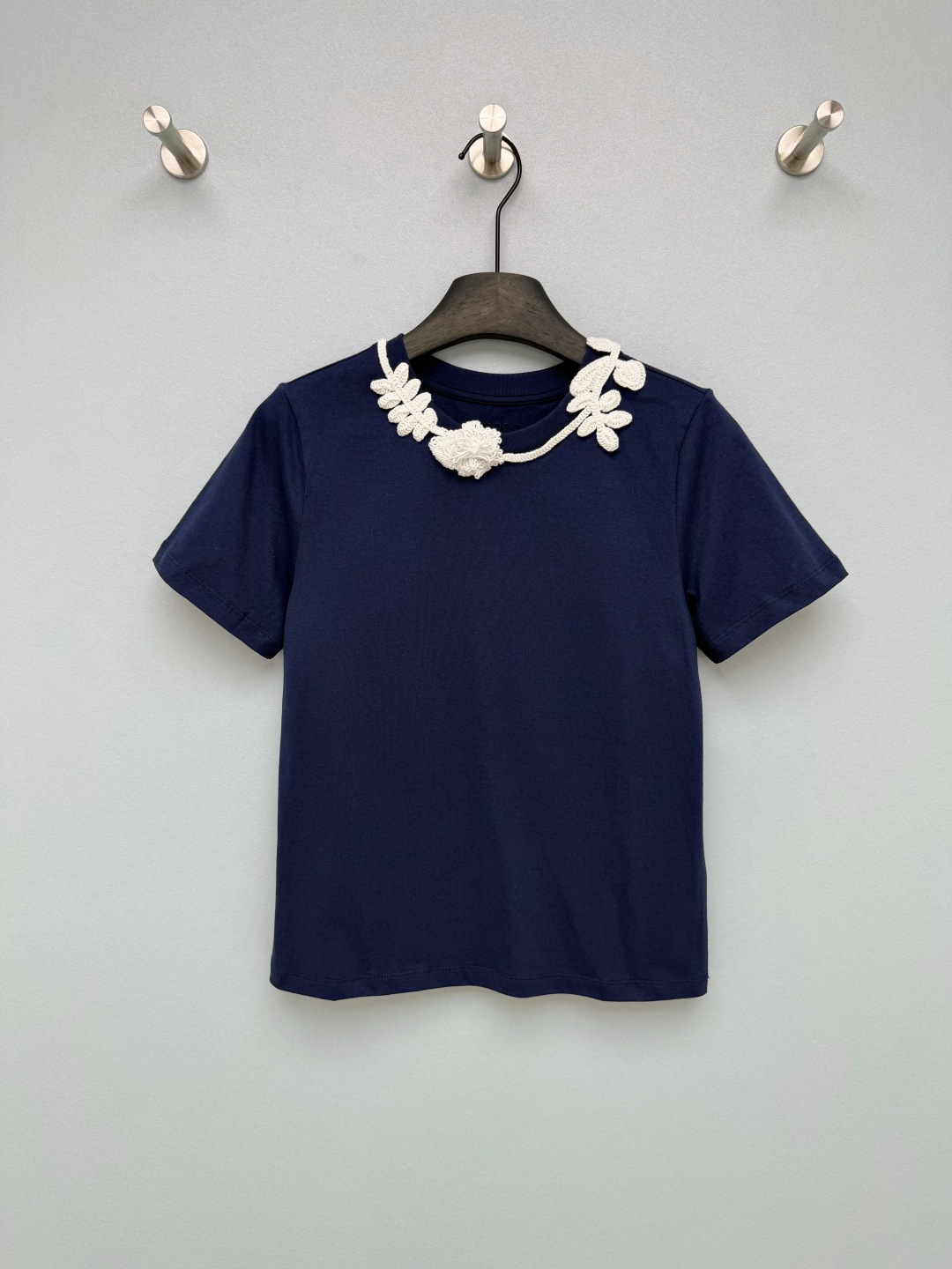 NO:825792,LOEW*26 new navy blue handmade crochet knitted T-shirt  The white crochet flowers + branches and leaves design on the neckline is the finishing touch. It uses hand-woven technology and is full of three-dimensionality. It is matched with navy blue contrasting color, which is gentle and stylish. The back has an adjustable drawstring + wooden beads design, which can not only fix the crochet flowers, but also create different wearing effects. There is also a brand embroidered logo on the inside of the collar, which is full of details. The soft and skin-friendly high-count cotton fabric makes the upper body so comfortable that you don’t want to take it off. The navy blue comes with a whitening filter, which can be easily worn by sisters with yellow skin!  Single color code 3 SML, Loewe-clothing, loewe, loewe, tees, t-shirt,19860909LOEW*26新款藏蓝手工钩花针织T恤 领口的白色钩花花朵+枝叶设计是点睛之笔,采用手工编织工艺,立体感十足,和藏蓝色撞色搭配,温柔又有设计感.后背带有可调节的抽绳+木珠设计,既能固定钩花,也能打造不同的穿着效果,领口内侧还有品牌刺绣标识,细节拉满.软糯亲肤的高支棉面料,上身舒服到不想脱下来,藏蓝色自带显白滤镜,黄皮姐妹也能轻松驾驭！单色3码SML,罗意威-服装,loewe,loewe,tees，t-shirt,,Women's clothing