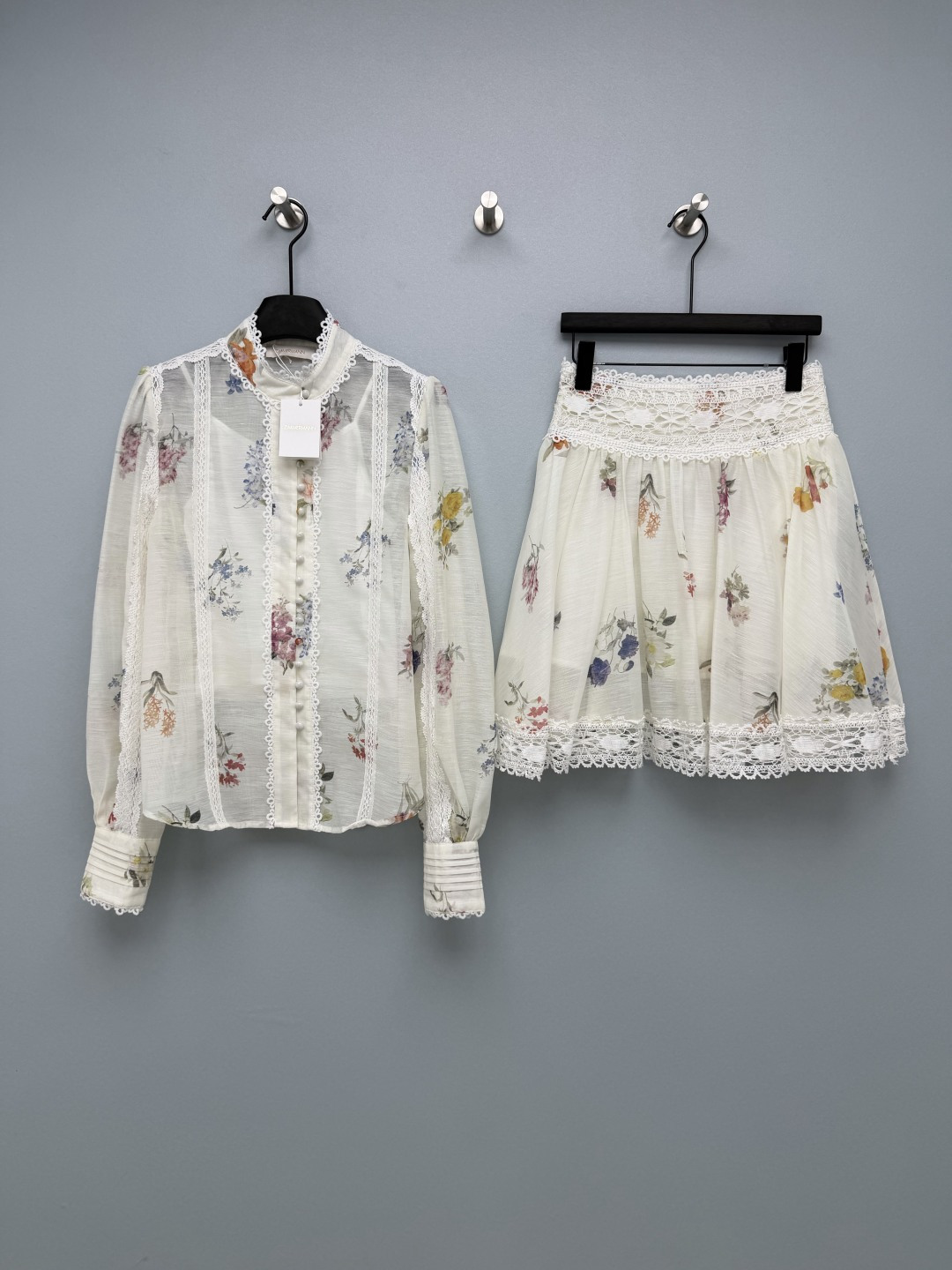 NO:826245,Zimmerman's latest French lace floral suit is a combination of top and skirt. The stand-up collar shirt + lace design is retro and exquisite. The pearl buckle on the placket is full of details. The semi-transparent fabric + inner suspenders are gentle and not afraid of being exposed~ The high-waisted A-line puffy skirt, paired with the same series of lace waistband, can instantly make the waist slimmer and leg longer, and the effect of hiding the flesh is superb!  Whether it's a date or a trip, you will look like a gentle and smart French heroine when you wear it. Whoever wears it will look better. The two colors of breast fufu are paired with gentle watercolor floral prints and come with a soft light filter, which directly enhances the atmosphere!  2 colors and 4 codes SMLXLB, Zimmerman-clothing, skirts, shirts,19860909Zimmerman*新款法式蕾丝碎花套装 上衣短裙的组合 立领衬衫+蕾丝花边的设计,复古又精致,门襟的珍珠扣细节感满满,半透面料+内搭吊带,温柔又不怕走光~ 高腰线A字蓬蓬半裙,搭配同系列蕾丝腰头,秒变腰细腿长,藏肉效果超绝！不管是约会还是出游,穿上就是温柔又灵动的法式女主,谁穿谁好看 奶fufu的两个配色 搭配温柔的水彩花卉印花,自带柔光滤镜,氛围感直接拉满！ 2色4码SMLXLB,兹默曼-服装,skirts,shirts,,Women's clothing
