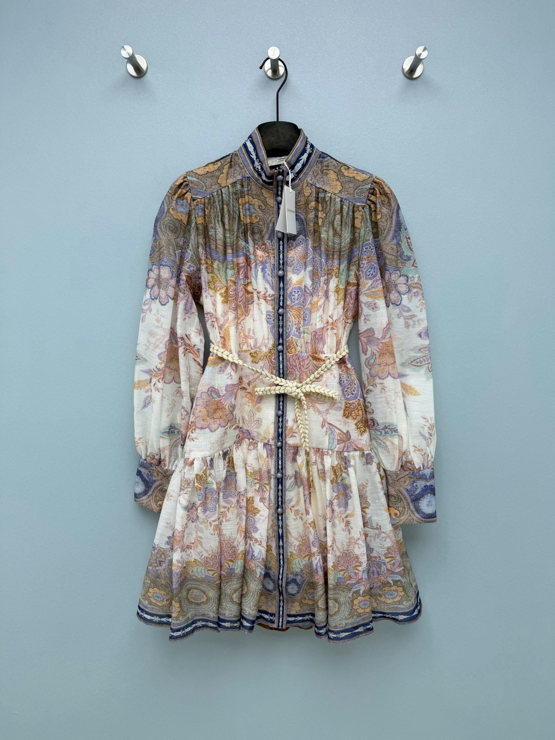 NO:826250,Zimmerman's latest retro paisley print dress uses off-white as the base color, with purple, brown, and blue paisley patterns. It has an exotic retro style. The color is high-end and not picky, and it has an oil painting texture. Stand-up collar + puffed long sleeve design  The retro stand-up collar modifies the neck line, the puff sleeves hide the flesh and have a palace feel, the contrasting color stitching on the cuffs echoes the overall print, and is full of details. Waist + A-line skirt, with pleated waist, and a woven belt of the same color. The short A-line skirt is lively and reduces age, making you look taller and slimmer. It has a sense of exotic oil painting, the color is gentle and advanced, and can be easily controlled by yellow skin!  Solid color size 4 SMLXLB, Zimmerman-clothing, skirts,19860909Zimmerman*新款复古佩斯利印花连衣裙 以米白为底色,搭配紫、棕、蓝调的佩斯利纹样,自带异域复古风情,配色高级不挑皮,自带油画质感.立领+泡泡长袖设计 复古立领修饰颈部线条,泡泡袖藏肉又自带宫廷感,袖口撞色拼接呼应整体印花,细节感拉满.收腰+A字裙摆,自带抽褶收腰,搭配同色系编织腰带,短款A字裙摆活泼减龄,显高又显瘦,自带异域油画感,配色温柔又高级,黄皮也能轻松驾驭！单色4码SMLXLB,兹默曼-服装,skirts,,Women's clothing