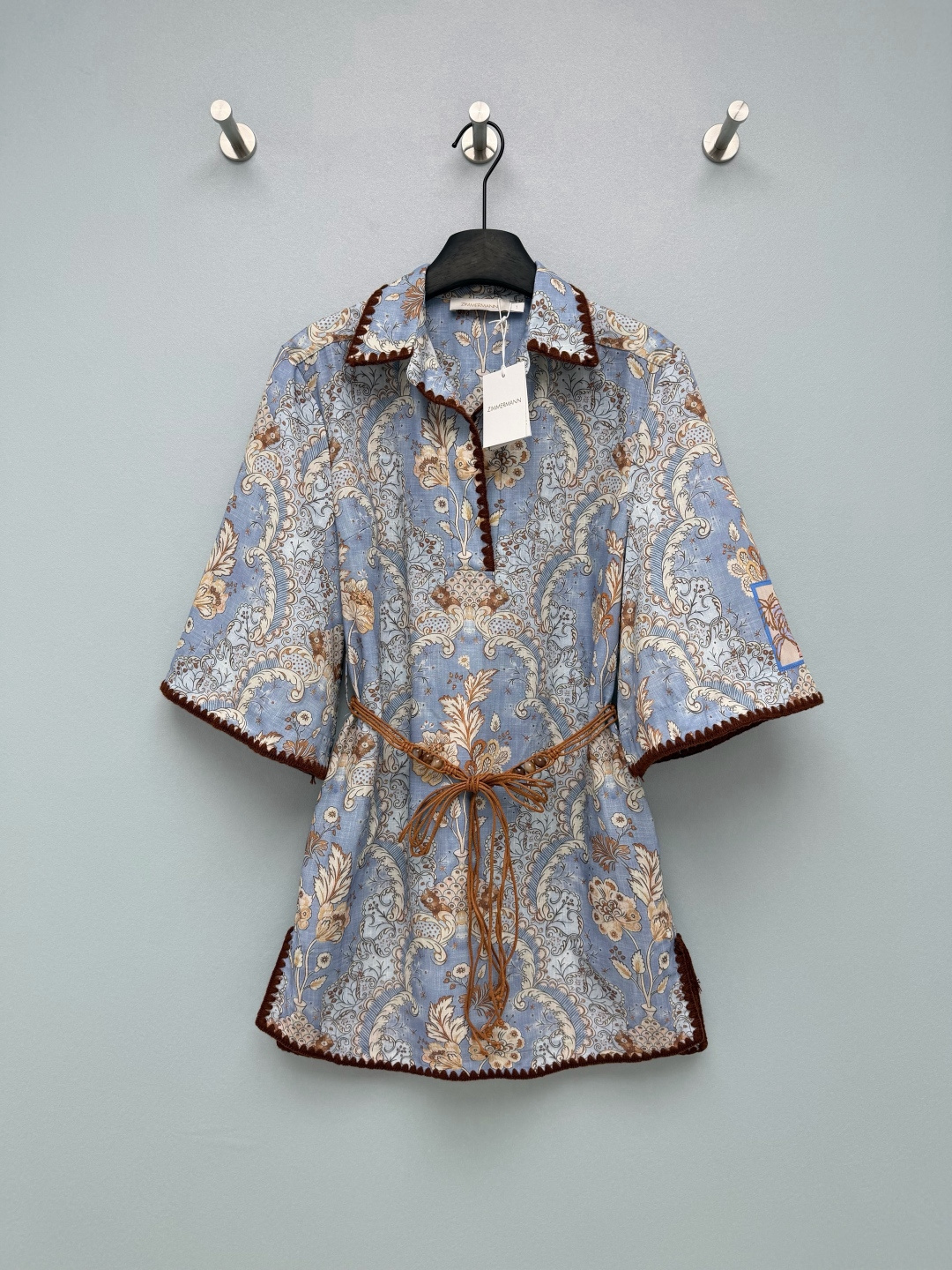 NO:826254,Zimmerman*26 new blue paisley pattern shirt dress (short style) Bohemian light luxury style, combines retro patterns with casual styles, full of exotic vacation atmosphere ~ Foundation + brown gold retro pattern, like blending the sunshine and exotic style of the Mediterranean into the fabric, the imitation linen blended texture is breathable and comfortable, and it is not boring to wear in summer ~  Brown crochet piping + interesting patches on the sleeves, the details are full yet refined, the customized belt can be salty or sweet, the loose version hides the flesh and makes you look slimmer, sisters with pear-shaped figures close their eyes and rush. Single color size 4 SMLXLB, Zimmerman-clothing, skirts, shirts,19860909Zimmerman*26新款蓝调佩斯利花纹衬衫裙（短款）波西米亚轻奢风,将复古纹样与休闲版型结合,充满异域度假氛围~ 粉底+棕金复古花纹,像把地中海的阳光与异域风情揉进面料里,仿亚麻混纺的肌理感透气又舒服,夏天穿完全不闷～ 棕色钩花滚边+袖部趣味补丁,细节拉满又不失精致,定制腰带可盐可甜,宽松版型藏肉显瘦,梨形身材姐妹闭眼冲 单色4码SMLXLB,兹默曼-服装,skirts,shirts,,Women's clothing