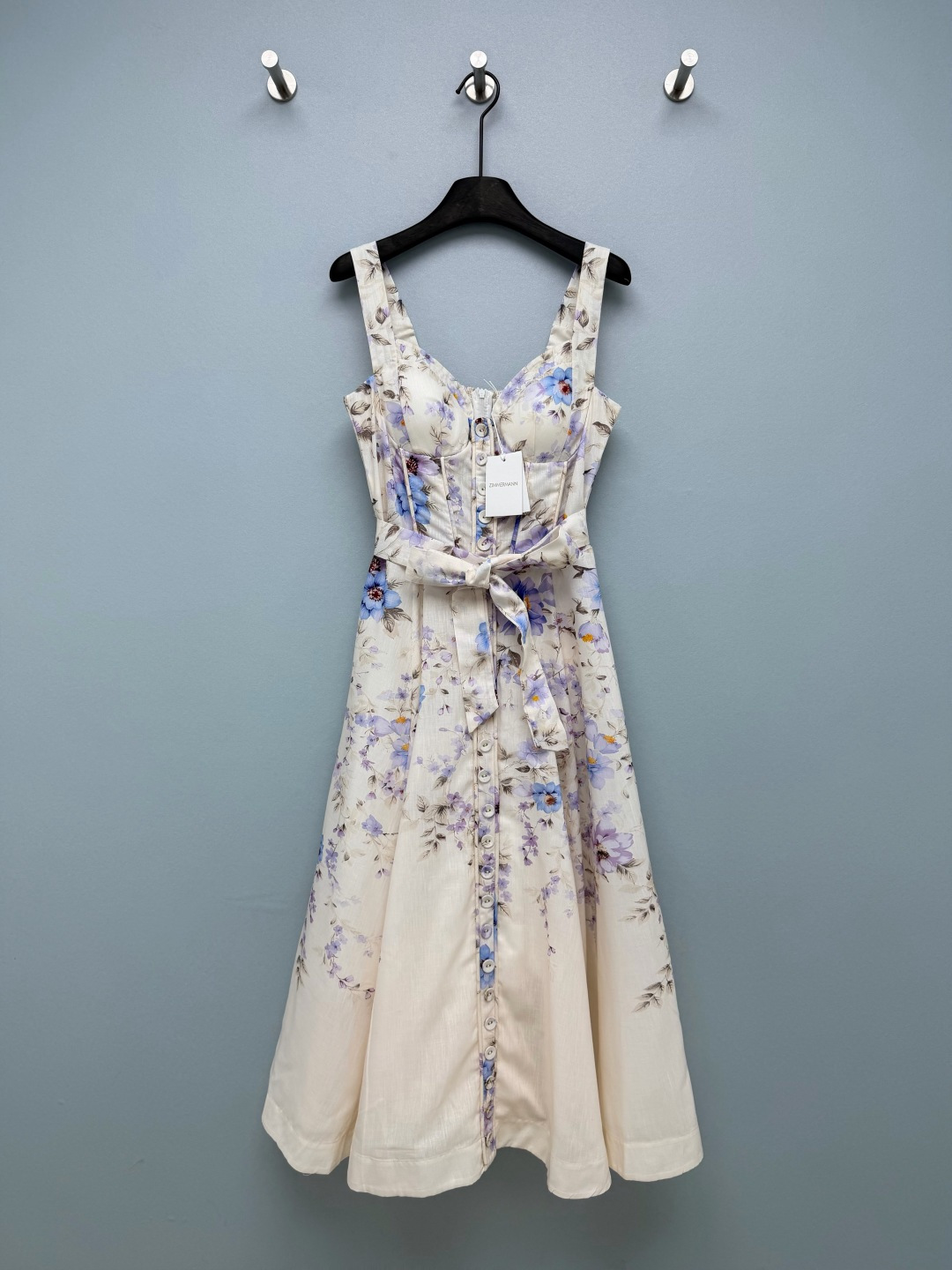 NO:826260,Zimmerman*26 new purple tone oil painting printed suspender dress, a new version of cotton fabric is shipped!  Purple and blue oil painting style floral off-white bottom with lavender + light blue flowers, the tone is gentle and white, like wearing a spring garden on the body. The linen fabric is breathable and draped, and it is not sweaty at all in summer. The corset-style fishbone cut hides the flesh, the front buttons + the same fabric belt, the retro feeling directly fills the A-line skirt, which has an elegant feeling when walking. It is a great photo shoot. It is the white moonlight skirt in the wardrobe!  Wear it on vacation and look like a French heroine. Wear it with a small cardigan every day and it's gentle to the core. Wearing it in spring will make you speechless!  2 colors and 4 codes SMLXLB, Zimmerman-clothing, skirts,19860909Zimmerman*26新款紫调油画印花吊带连衣裙 全新版本棉布面料出货啦！紫蓝油画风碎花米白底搭配淡紫+浅蓝花卉,色调温柔又显白,像把春日花园穿在身上 亚麻面料透气又垂坠,夏天穿也完全不闷汗 胸衣式鱼骨剪裁超藏肉,前排纽扣+同面料腰带,复古感直接拉满 A字大裙摆走路自带飘逸感,拍照巨出片,是衣柜里的白月光裙子没错了！ 度假穿它就是法式女主,日常搭个小开衫也温柔到骨子里 把春天穿在身上美到失语！2色4码SMLXLB,兹默曼-服装,skirts,,Women's clothing