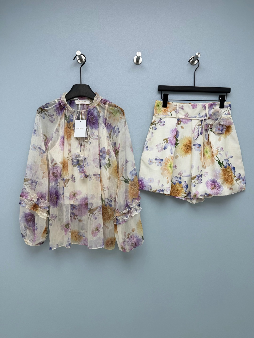 NO:826267,Zimmerman*'s new purple and yellow floral printed chiffon top + shorts set is sold as a set. The top has a ruffled stand-up collar and the same color drawstring tie. It has a soft focus atmosphere. The collar has a purple and yellow gradient dahlia positioning print. The tone is gentle and white. The off-white background makes the skin tone transparent and has a spring oil painting feel. Retro and exquisite. The loose lantern sleeve design is super friendly to the body and arm lines. The slightly transparent chiffon material has an elegant air.  The shorts are high-waisted and have an A-line shape. They come with a matching thin belt and are matched with three-dimensional flowers that can be tied into a bow. It not only creates a high waistline, but also increases the layering of the look. The lavender, light blue and yellow prints are fresh and advanced, and have the texture of oil paintings, as if you are wearing a medieval oil painting on your body!  Solid color size 4 SMLXLB, Zimmerman-clothing, shorts,19860909Zimmerman*新款紫黄碎花印花雪纺上衣+短裤套装 整套出售 上衣荷叶边立领+同色系抽绳系带,自带柔焦氛围感,领口紫黄渐变大丽花定位印花,色调温柔显白,米白底衬得肤色通透,自带春日油画感.,复古又精致 宽松灯笼袖设计,对拜拜肉和手臂线条超友好,微透雪纺材质自带飘逸仙气 短裤高腰剪裁+A字裤型,自带配色细腰带,搭配立体花朵可系成蝴蝶结,既能打造高腰线,又增加了造型层次感 淡紫浅蓝黄的印花清新又高级,自带油画质感 像把中世纪油画穿在了身上！单色4码SMLXLB,兹默曼-服装,shorts,,Women's clothing