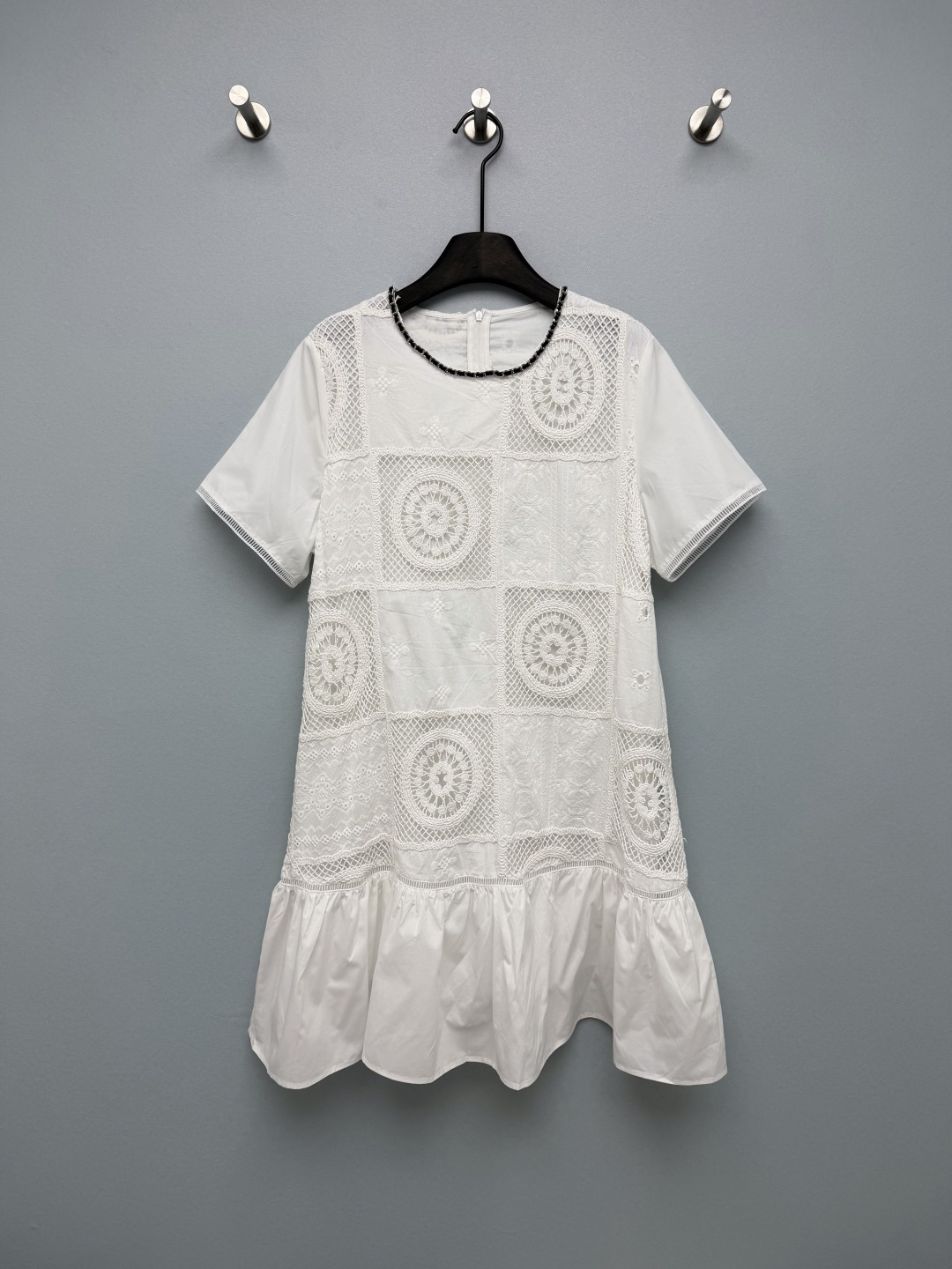 NO:828156,chan*l26 new hollow crochet small white skirt  The leather chain design on the neckline is the iconic element of Xiaoxiangfeng. The black and white contrasting chain adds a delicate retro elegance to the pure white skirt, making it highly recognizable. The whole body adopts a spliced hollow crochet design, a combination of circular lace pattern + grid hollow + embroidered fabric, rich in layers and natural.  Breathing, gentle and delicate. Loose A-line shape + ruffled hem design, details exquisite to the core, gentle and noble, with a French lazy atmosphere ~ Monochrome size 3 SML, Chanel-clothing, chanel, chanel, skirts,19860909chan*l26新款镂空钩花小白裙 领口的皮穿链设计是小香风标志性元素,黑白撞色链条为纯白裙装增添了精致的复古贵气感,辨识度拉满.全身采用拼接式镂空钩花设计,圆形蕾丝花纹+网格镂空+刺绣面料的组合,层次丰富,自带呼吸感,温柔又精致.宽松A字版型+下摆荷叶边设计,细节精致到骨子里,温柔又贵气,自带法式慵懒氛围感～单色3码SML,香奈儿-服装,chanel,chanel,skirts,,Women's clothing