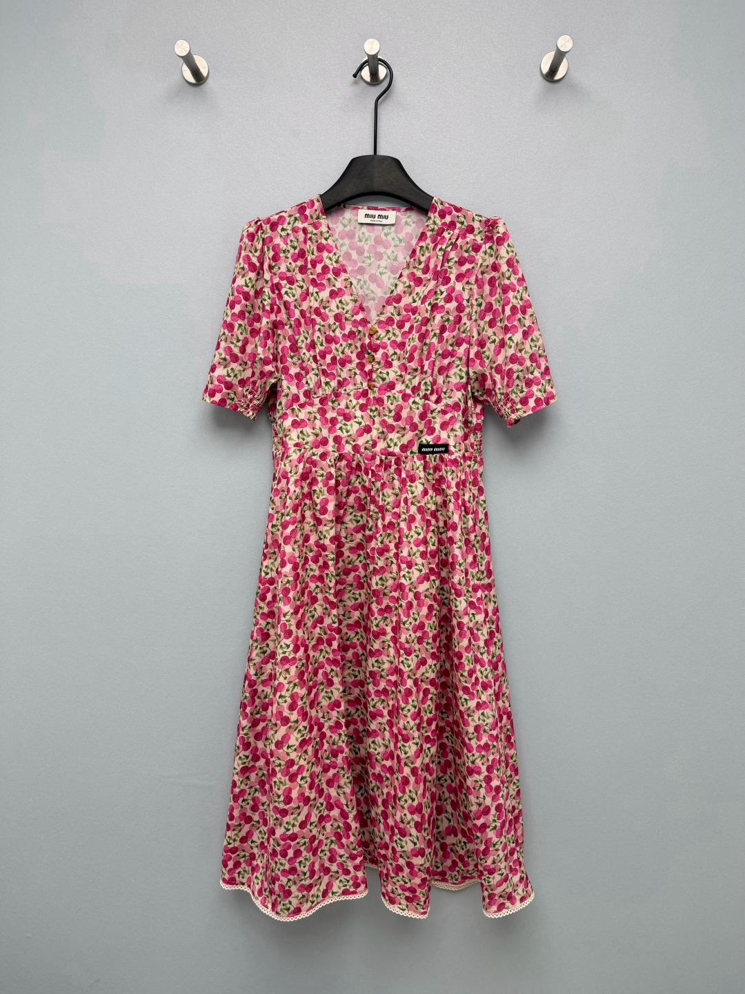 NO:828139,MIU MI*26 new cherry print French dress. The black woven logo on the waist and customized metal buttons on the chest are low-key and highly recognizable. They are the brand's iconic girly details.  The V-neck + waist + mid-length A-line skirt style can not only modify the neck line, but also optimize the body proportions, easily cover the crotch and thigh flesh, and is very tolerant to the figure. The short puff sleeves and elastic design of the cuffs have a retro French atmosphere; the lace on the skirt makes the overall look more feminine and girly!  Single color size 3 SML, Miu Miu-clothing, miumiu, skirts, T-shirt,19860909MIU MI*26新款樱桃印花法式连衣裙 腰侧的黑色织唛logo+胸前定制金属纽扣,低调又极具辨识度,是品牌标志性的少女感细节. V领+收腰+中长A字裙版型,既能修饰颈部线条,又能优化身材比例,轻松遮住胯部和大腿肉肉,对身材包容性极强.泡泡短袖搭配袖口松紧设计,自带复古法式氛围；裙摆的蕾丝花边,让整体造型更添柔美少女感！单色3码SML,缪缪-服装,miumiu,skirts,T-shirt,,Women's clothing