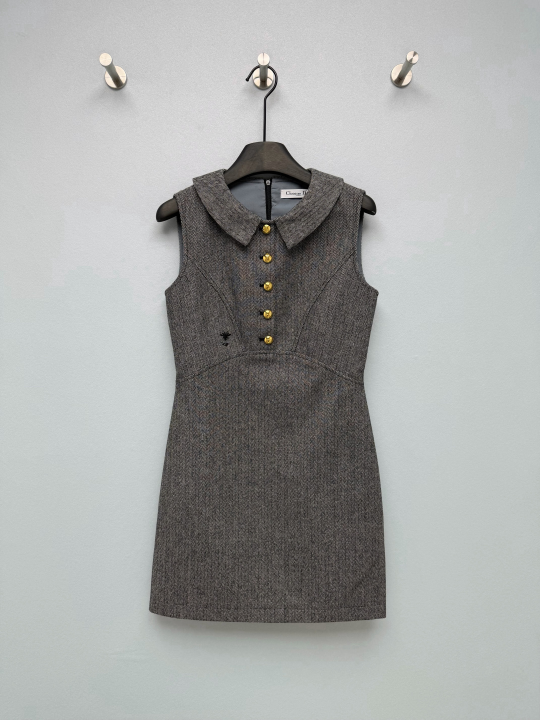 NO:828148,Dio*26 new wool vest skirt  The bee embroidery on the left chest is paired with golden buttons engraved with the CD logo, which is low-key and highly recognizable. It is the perfect presentation of the brand's classic elements. The Peter Pan doll collar + sleeveless design has a college retro feel; the high waist + straight short version is optimized  The body proportions can be transformed into a 37-point figure in seconds, and it can also easily cover the waist and abdomen. It is made of classic herringbone wool tweed, which has a high-end texture, is crisp and stylish, and is not easy to wrinkle. It comes with a matte high-end gray tone, which is retro and noble. The matte high-end gray tone comes with a retro filter!  Monochrome size 3 SML, Dior-clothing, dior, dior, skirts,19860909Dio*26新款羊毛背心裙 左胸的蜜蜂刺绣搭配刻有CD标识的金色纽扣,低调又极具辨识度,是品牌经典元素的完美呈现.彼得潘娃娃领+无袖设计,自带学院复古感；高腰收腰+直筒短款版型,优化身材比例,秒变三七分身材,还能轻松遮住腰腹肉肉.采用经典人字纹羊毛花呢,质感高级,挺括有型不易皱,自带哑光高级灰调,复古又显贵.哑光高级灰调自带复古滤镜！单色3码SML,迪奥-服装,dior,dior,skirts,,Women's clothing