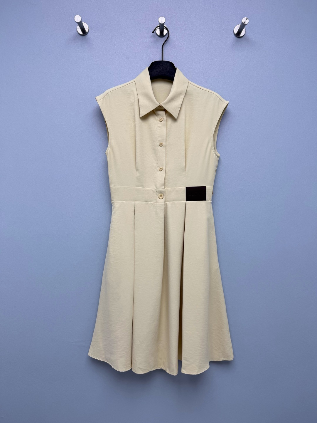 NO:826986,LOEW*26 new minimalist style sleeveless shirt dress. The LOEWE leather logo is embossed on the waist, and it is matched with customized buttons printed with the brand logo. It is low-key and recognizable. It is the finishing touch of texture of the entire skirt. Classic shirt lapel + sleeveless design, neat and capable. Both colors hit me!  The neat shirt lapel + sleeveless design brings a smart temperament. The leather mark on the waist is low-key and noble. The details are directly ecstatic!  2 colors and 3 codes SML, Loewe-clothing, loewe, loewe, skirts, shirts,19860909LOEW*26新款极简风无袖衬衫裙 腰部压印LOEWE皮革标,搭配印有品牌logo的定制纽扣,低调又有辨识度,是整件裙子的质感点睛之笔.经典衬衫翻领+无袖设计,利落干练.两个颜色都戳中我！利落的衬衫翻领+无袖设计,自带干练气质,腰部的皮革标低调又显贵,细节控直接狂喜！2色3码SML,罗意威-服装,loewe,loewe,skirts,shirts,,Women's clothing