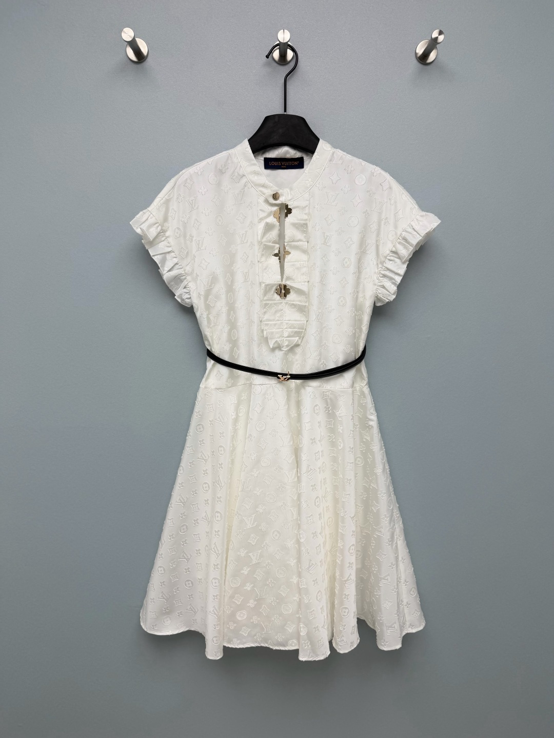 NO:826976,Louis Vuitto*26 new white old flower dark pattern jacquard dress  The classic Monogram dark pattern is printed all over the body. It is low-key and recognizable. It has a high-end luster under the light. It is unobtrusive but looks noble at first glance. The stand-up collar + ruffle placket design, with the iconic four-leaf clover metal buckle, the details are full of exquisiteness, and it has a French retro feel. Small flying sleeves +  The ruffled cuffs can not only modify the lines of the arms, but also have a girlish look, which is gentle and reduces age. The thin black belt of the same brand, matched with the brand's metal logo buckle, can easily create a high waistline. The satin jacquard with its own soft light filter, and the Monogram dark pattern are low-key and noble, and are not picky at all!  Solid color size 3 SML,Louis Vuitton-clothing,louis vuitton,louis vuitton,skirts,19860909Louis Vuitto*26新款白色老花暗纹提花连衣裙 全身满印经典Monogram暗纹,低调又有辨识度,在光线下自带高级光泽感,不张扬却一眼显贵.立领+荷叶边门襟设计,搭配标志性的四叶草金属扣,细节精致度拉满,自带法式复古感.小飞袖+荷叶边袖口,既能修饰手臂线条,又自带少女感,温柔又减龄.同品牌黑色细腰带,搭配品牌金属logo扣,轻松打造高腰线,自带柔光滤镜的缎面提花,Monogram暗纹低调又显贵,完全不挑皮！单色3码SML,路易威登-服装,louis vuitton,louis vuitton,skirts,,Women's clothing