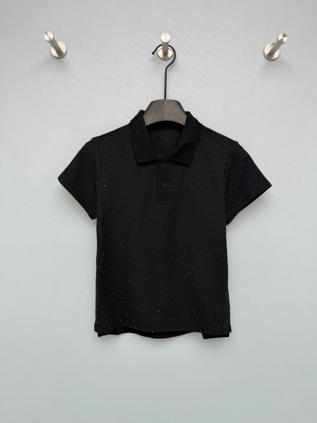 NO:828122,Alexander Wa*g 26 new hot diamond letter embroidered short polo top. It is breathable and not stuffy in summer. It also has fine sparkling diamonds. The blingbling is super exquisite. The letter embroidery on the chest is low-key and noble, full of fashion sense, and the details are ecstatic. It makes you look taller and slimmer. Pink gentle girl, white is clean and refreshing, pink sweet girl. Just wear a pair of jeans and it will have a sense of atmosphere ~ 3 colors and 3 sizes SML, Alexander Wang-clothing, alexander wang, jeans,19860909Alexander Wa*g 26新款烫钻字母刺绣短款polo上衣 夏天穿透气不闷,还带细闪钻,blingbling超精致 胸口字母刺绣低调显贵,潮流感拉满,细节控狂喜 显高又显瘦 粉色温柔少女,白色干净清爽,粉色甜妹 随便搭条牛仔裤就很有氛围感~3色3码SML,亚历山大王-服装,alexander wang,jeans,,Women's clothing
