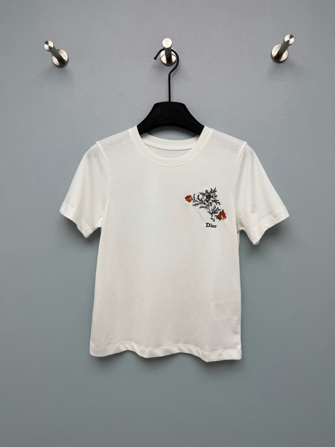 NO:828114,Dio*26's new floral embroidered white T-shirt. High-count combed cotton fabric. The upper body is soft and skin-friendly. It is also refreshing and breathable in summer. The slightly loose straight version hides flesh and shows proportions. It is very tolerant to the body. The flower embroidery + letter logo on the chest is gentle and delicate, full of details. Pure white color is super versatile, suitable for wearing alone or as an inner layer. It is also very suitable for jeans, suits and casual pants. It is not an exaggeration to say that it is a must-have item in the wardrobe!  It’s really good news for lazy people. Monochrome size 3 SML, Dior-clothing, dior, dior, jeans, tees, t-shirt, business suit,19860909Dio*26新款花卉刺绣白T恤 高支精梳棉面料,上身软糯亲肤,夏天穿也清爽透气 微宽松直筒版型,藏肉又显比例,对身材包容度超高胸口的花卉刺绣+字母标,温柔又精致,细节感满满 纯净白色超百搭,单穿、做内搭都超合适搭配牛仔裤、西装、休闲裤都超合适,说是衣柜刚需款一点不为过！ 真的是懒人福音 单色3码SML,迪奥-服装,dior,dior,jeans,tees，t-shirt,business suit,,Women's clothing